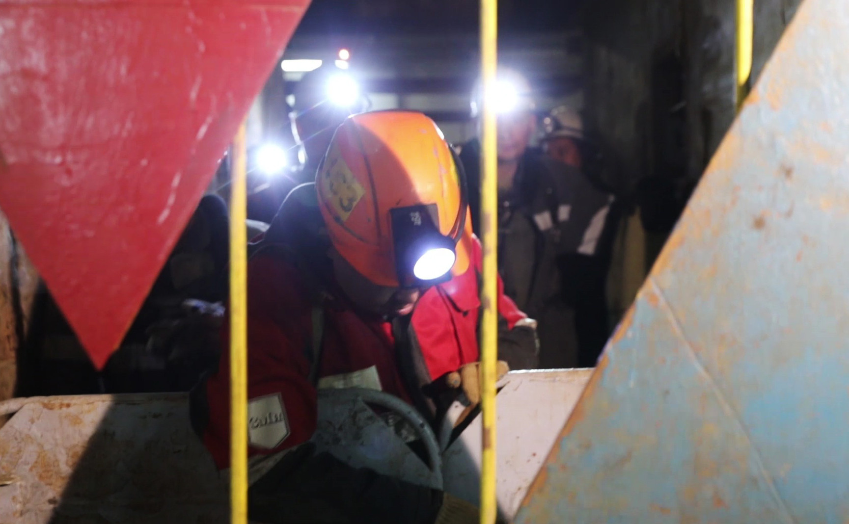 Спасение шахтеров в амурской области последние новости. Обвал в шахте спасательная операция. МЧС спасает из завалов шахта. Поисково спасательные работы на руднике мир.
