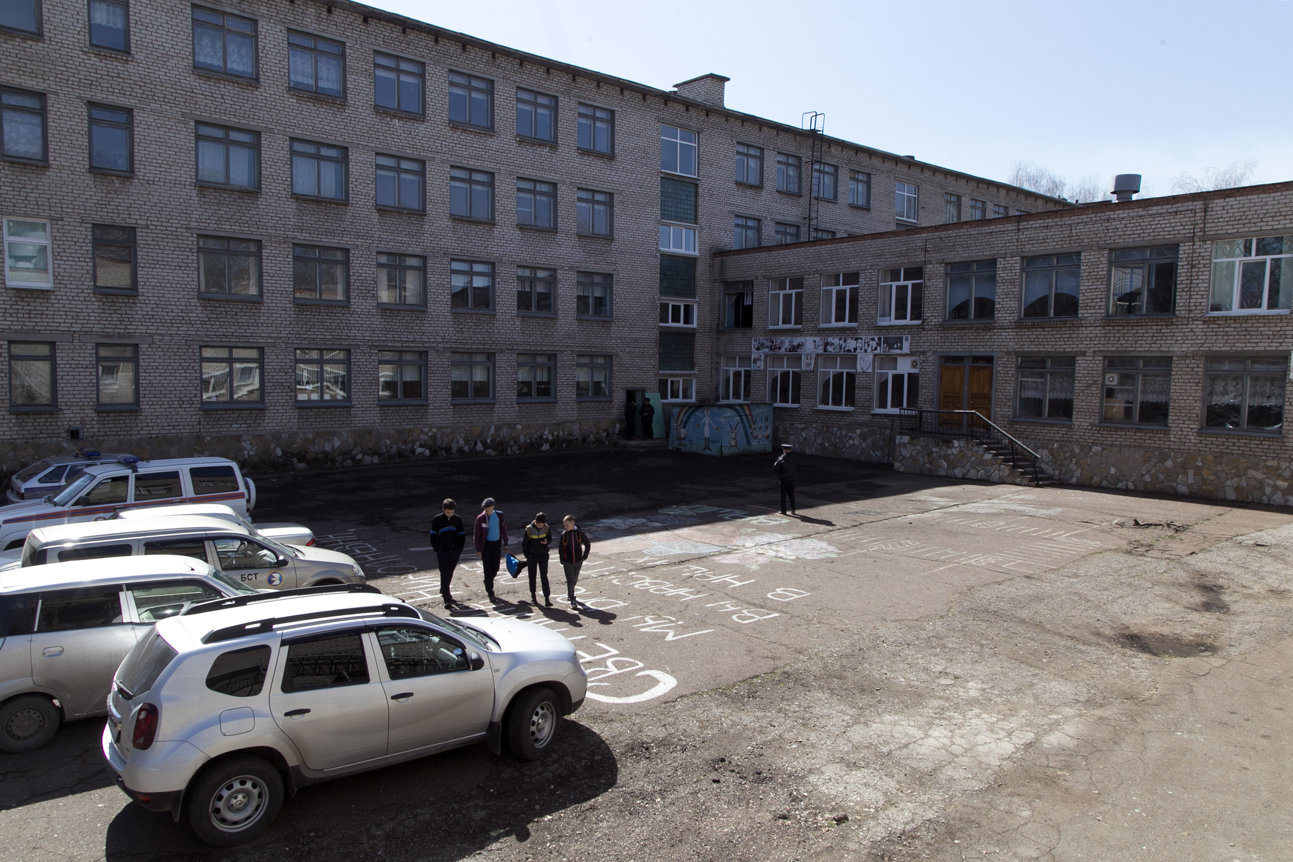 Двор общеобразовательной школы №1 в Стерлитамаке. Фото: &copy; РИА Новости