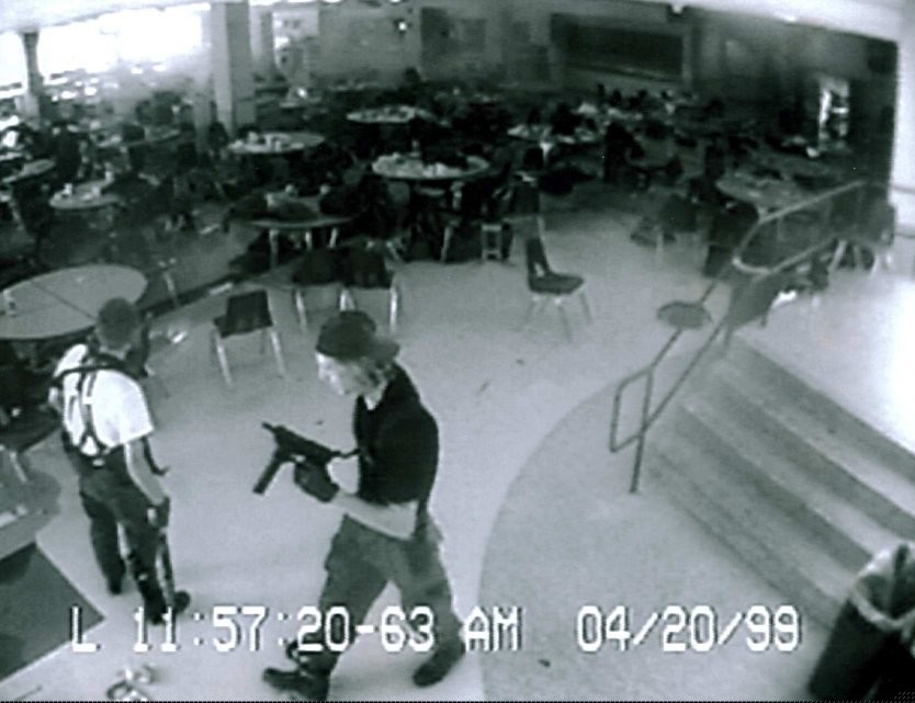 Эрик Харрис (слева) и Дилан Клиболд в столовой школы после того, как там взорвалась одна из их бомб. Запись камеры наблюдения. Фото: © Wikimedia Commons
