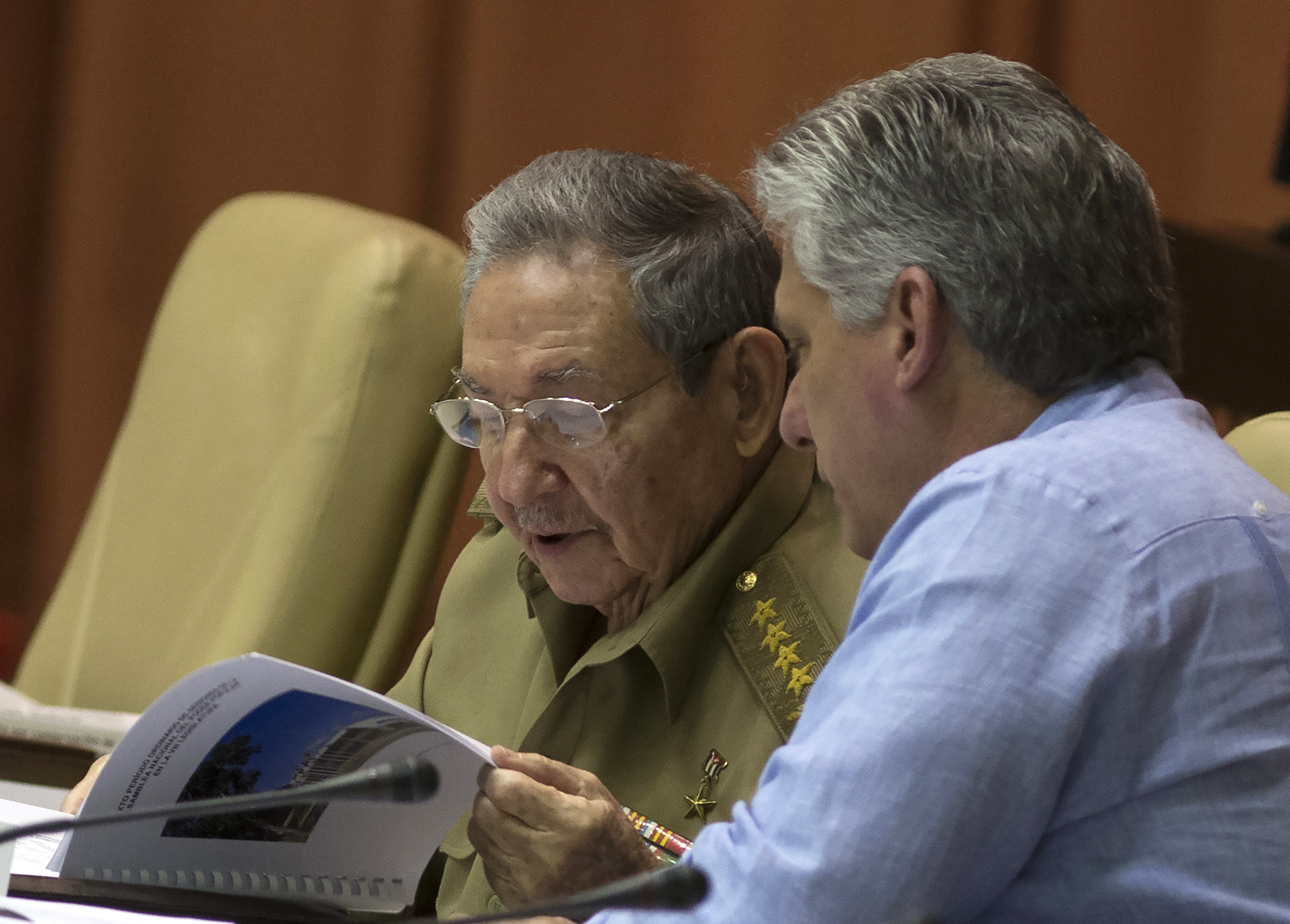 Рауль Кастро и Мигель Диас-Канель. Фото © Ismael Francisco/Cubadebate via AP