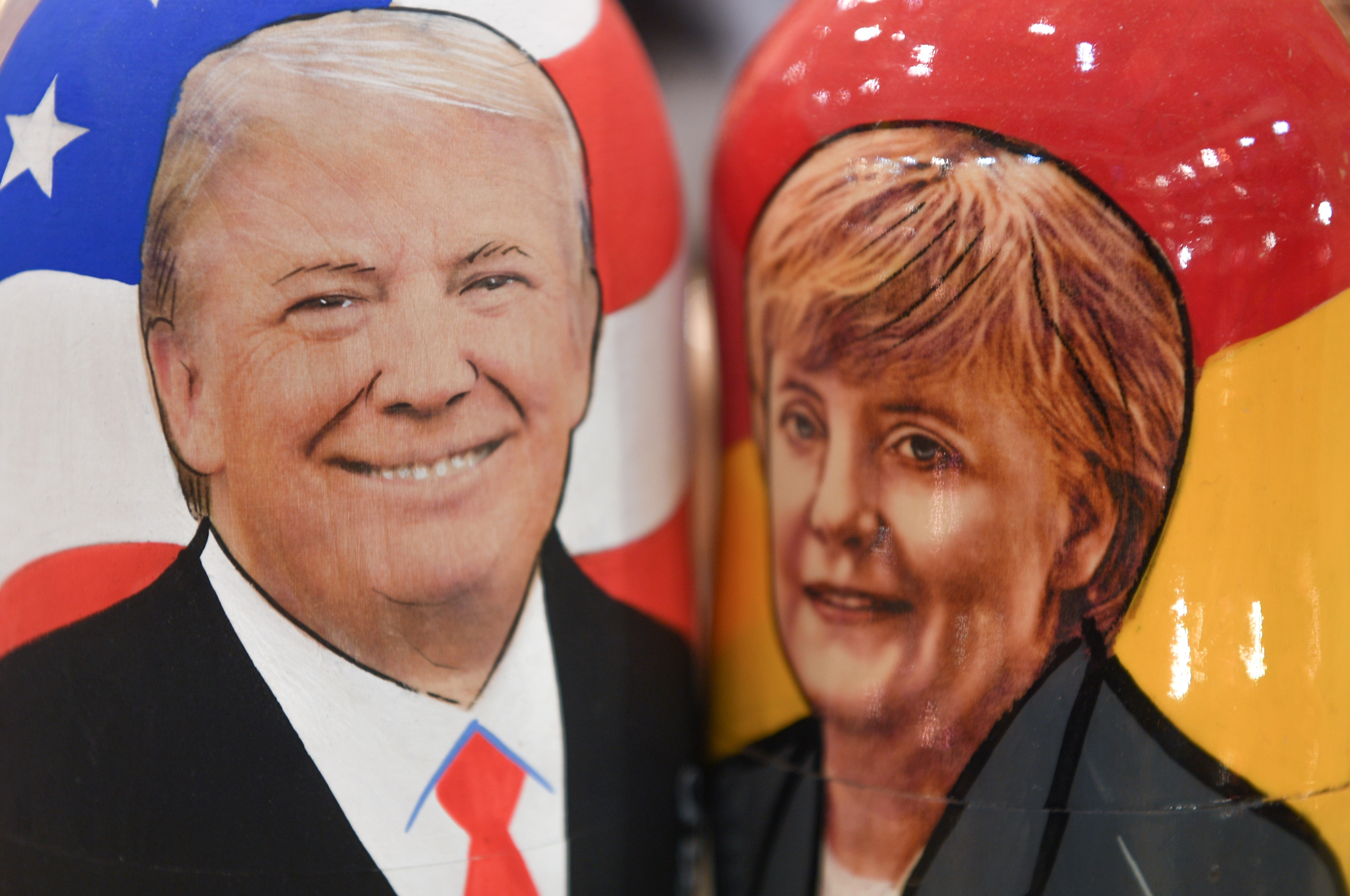 Матрешки с изображением президента США Дональда Трампа и канцлера Германии Ангелы Меркель.
Фото: &copy; РИА Новости/&nbsp;Владимир Астапкович 