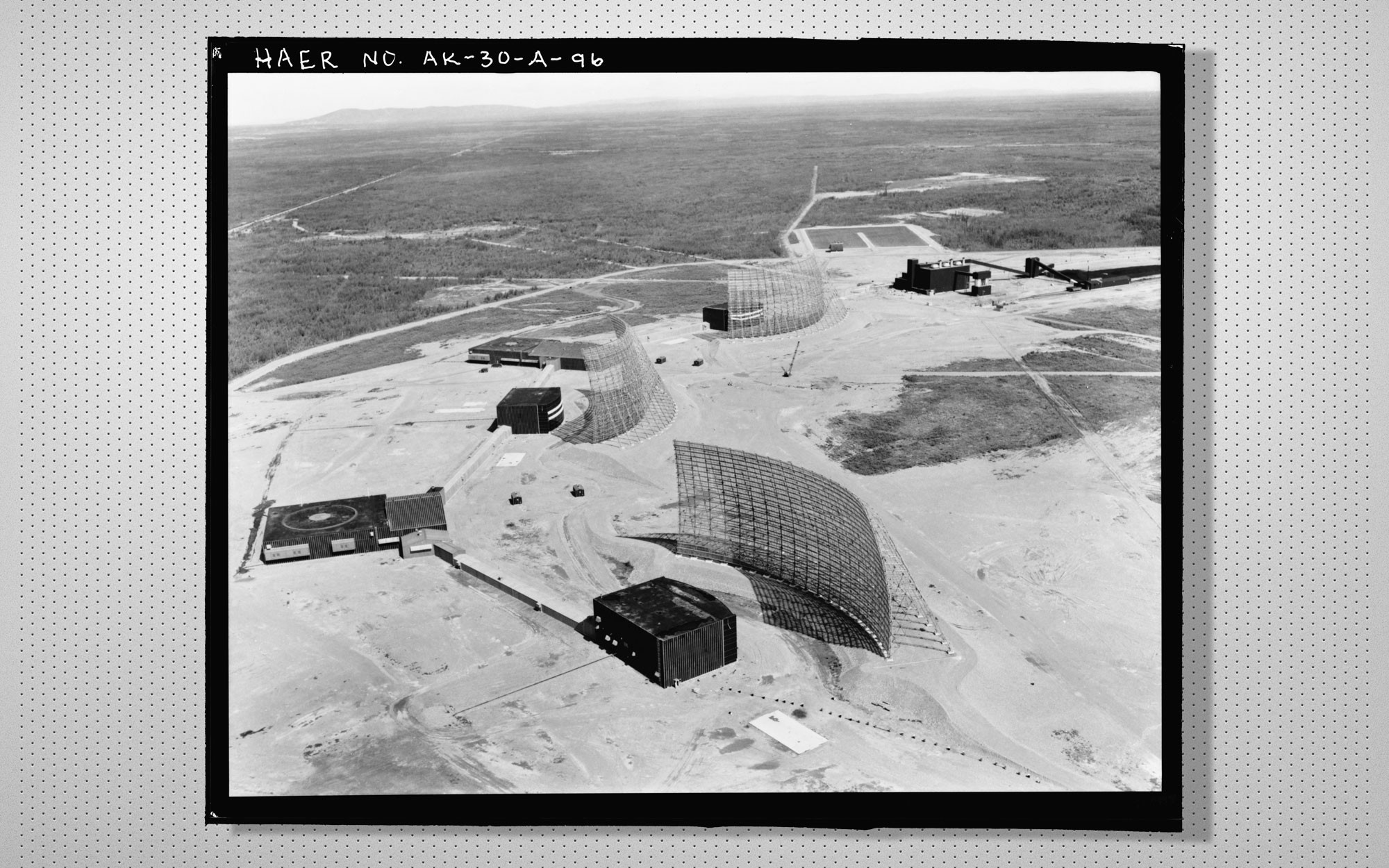 Три больших радара системы дальнего обнаружения баллистических ракет AN / FPS-50, сайт BMEWS 2, около Андерсона, штат Аляска, в 1962 году. Коллаж © L!FE Фото: © Wikipedia.org
