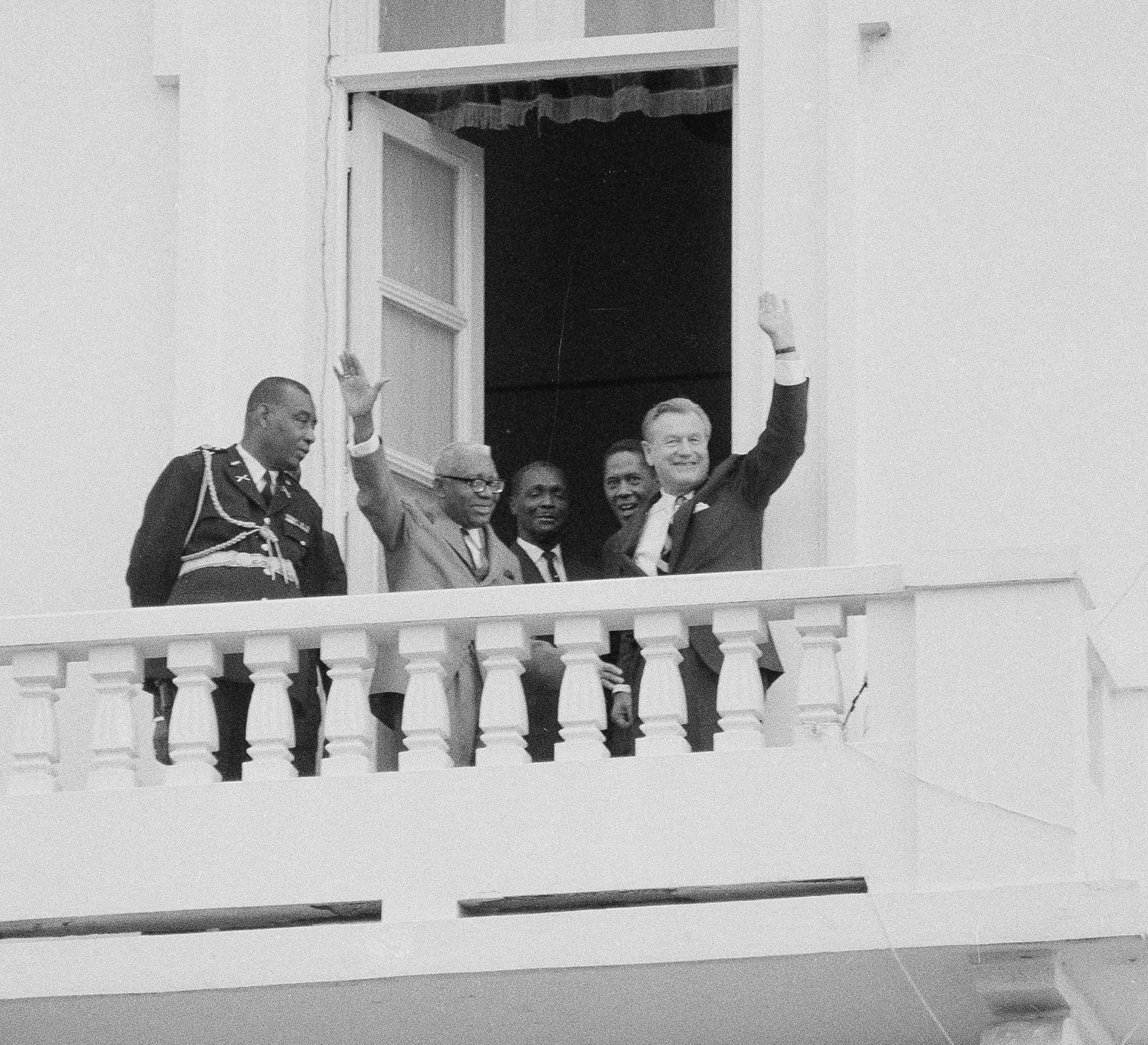 Франсуа Дювалье (второй слева) и губернатор Нью-Йорка Нельсон Рокфеллер (справа) выходят с балкона президентского дворца в Порт-о-Пренсе, Гаити. 1 июля 1969 года. Фото: © AP Photo/Jim Bourdier