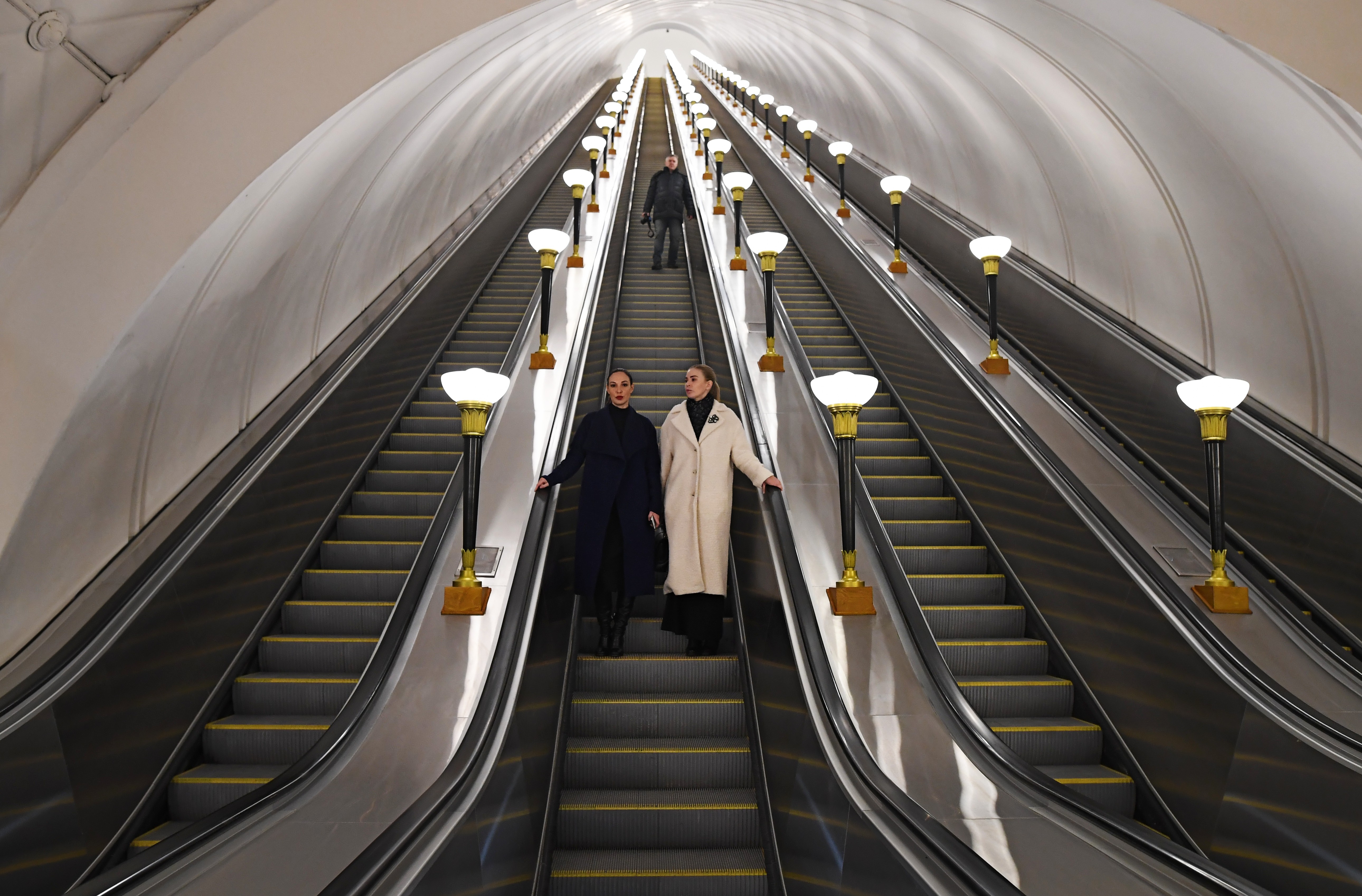 Самое глубокое метро в москве какая станция. Станция метро Марьина роща эскалатор. Марьина роща БКЛ эскалатор. Марьина роща станция эскалатор. Сретенский бульвар эскалатор.