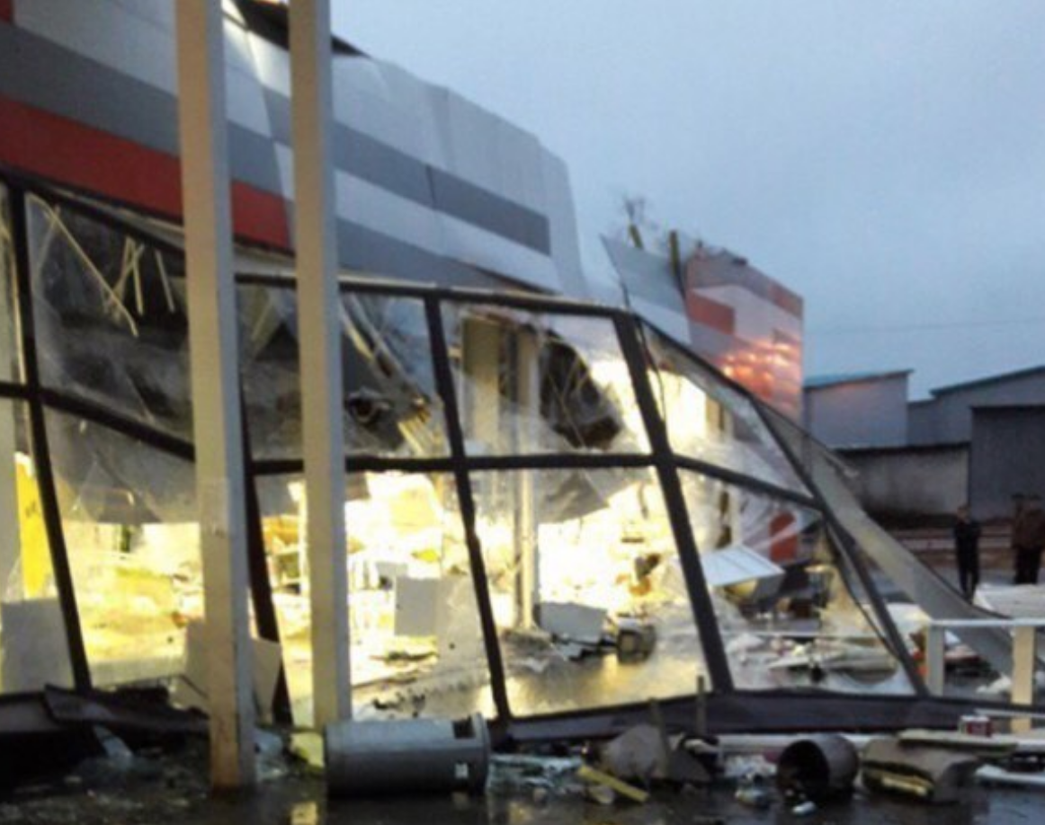 Разрушенный ураганом магазин "Дикси" в Рыбинске. Фото: © соцсети