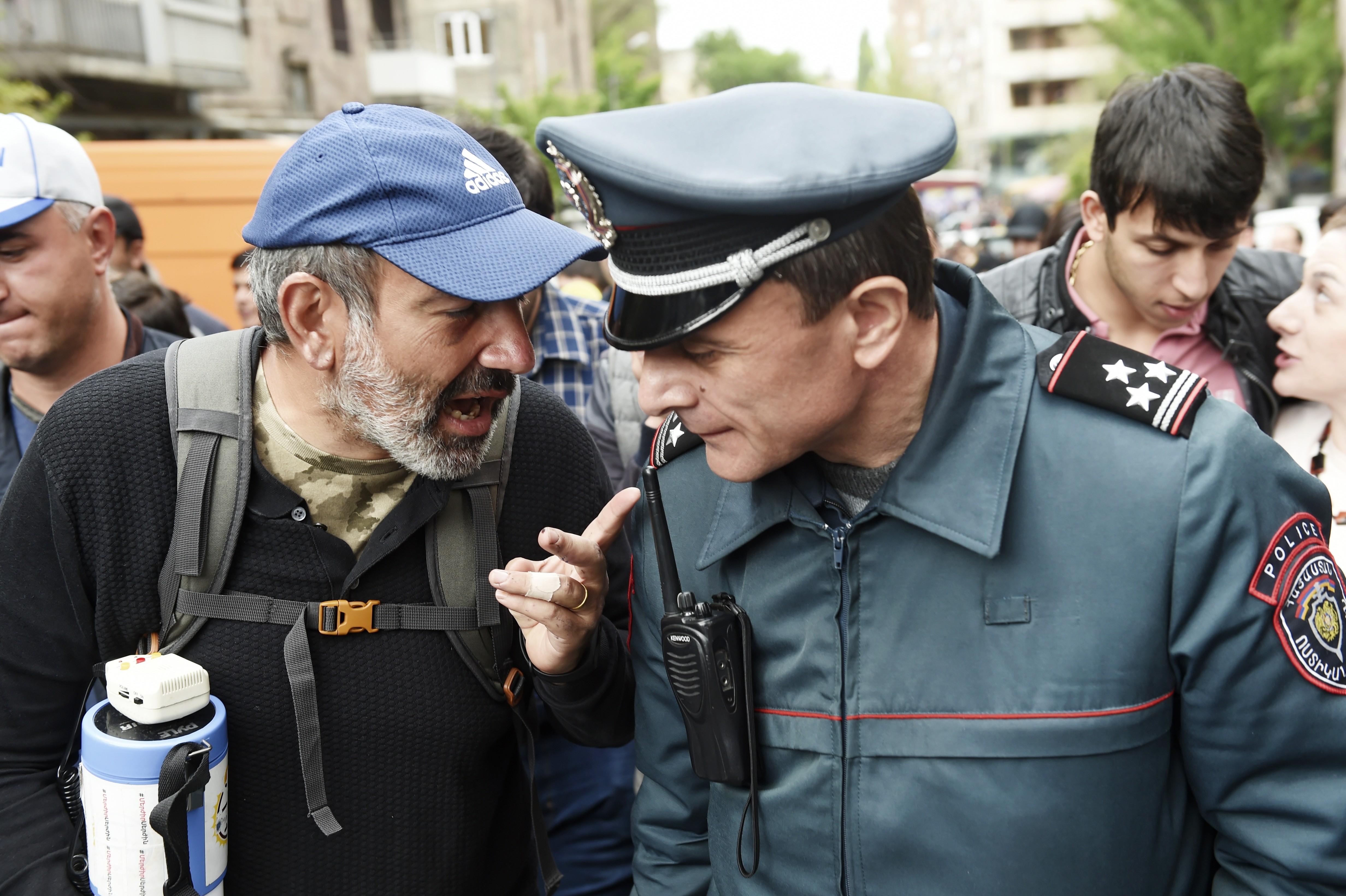 Никол Пашинян (слева) разговаривает с полицейским. Фото: &copy;РИА Новости/Асатур Есаянц