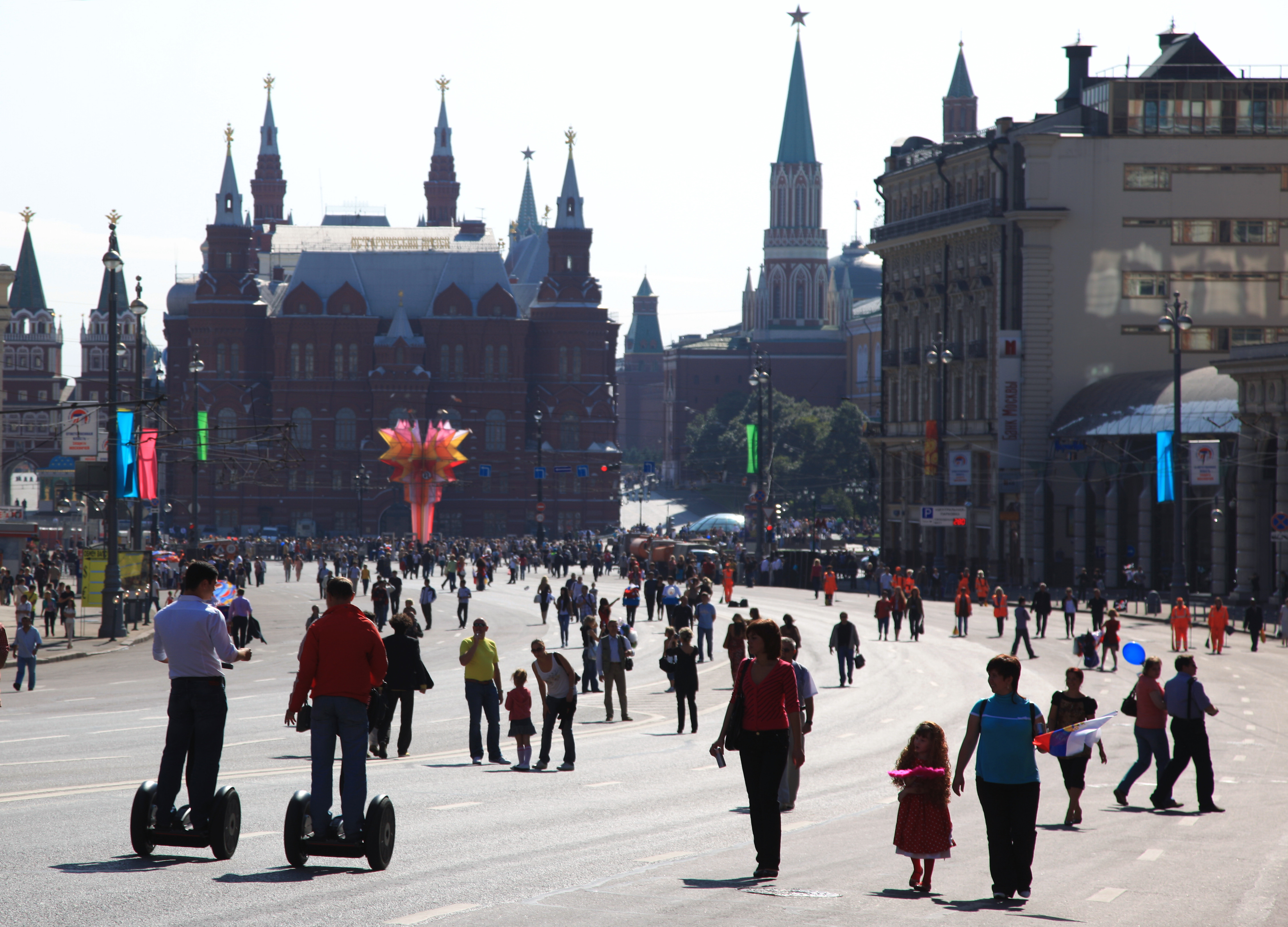 Какой человек живет в москве. Люди на улицах Москвы. Люди на площади. Люди в городе. Жители Москвы.