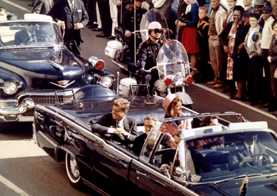 <p><span>Джон Кеннеди с супругой за несколько мгновений до гибели. Фото: &copy;&nbsp;REUTERS/Walt Cisco/Dallas Morning News</span></p>