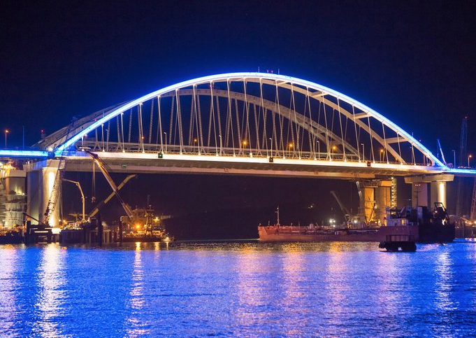 Ночную иллюминацию включили на арках Крымского моста — видео
