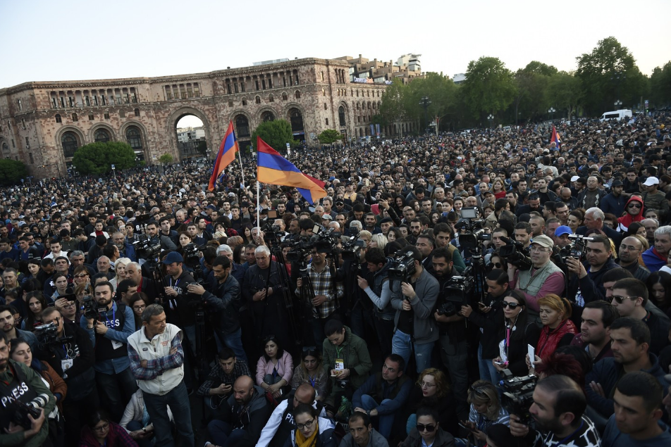 Участники акции протеста сторонников оппозиции на площади Республики в Ереване. Фото: &copy;РИА Новости/Асатур Есаянц


