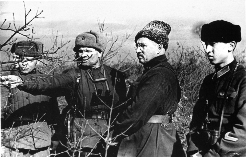 Командующий Приморской армией генерал-майор И.Е. Петров (второй справа) на переднем крае одного из участков Севастопольского оборонительного района. Фото © Wikimedia Commons