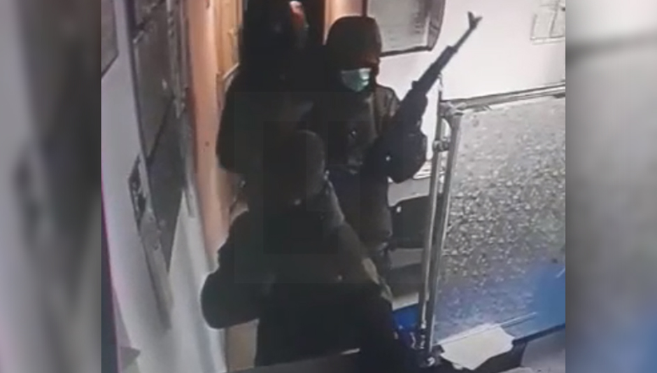 Террористы снимали видео нападения. Грабитель с автоматом. Человек в маске с автоматом. Ограбление с оружием. Ограбление банка Балаклава.