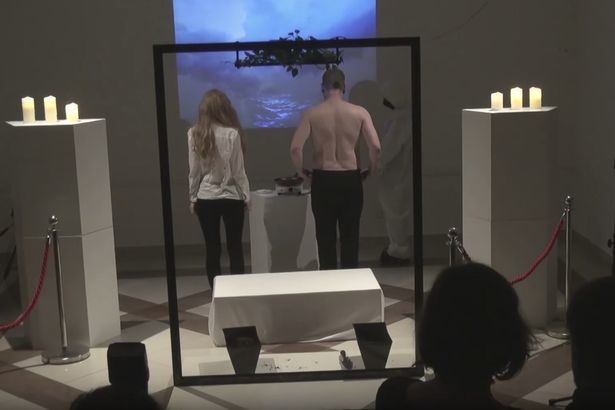 Фото © скриншот видео Artūra Bērziņa deleģētā performance "Eshatoloģija" galerijā "MuseumLV" 10.03.2018