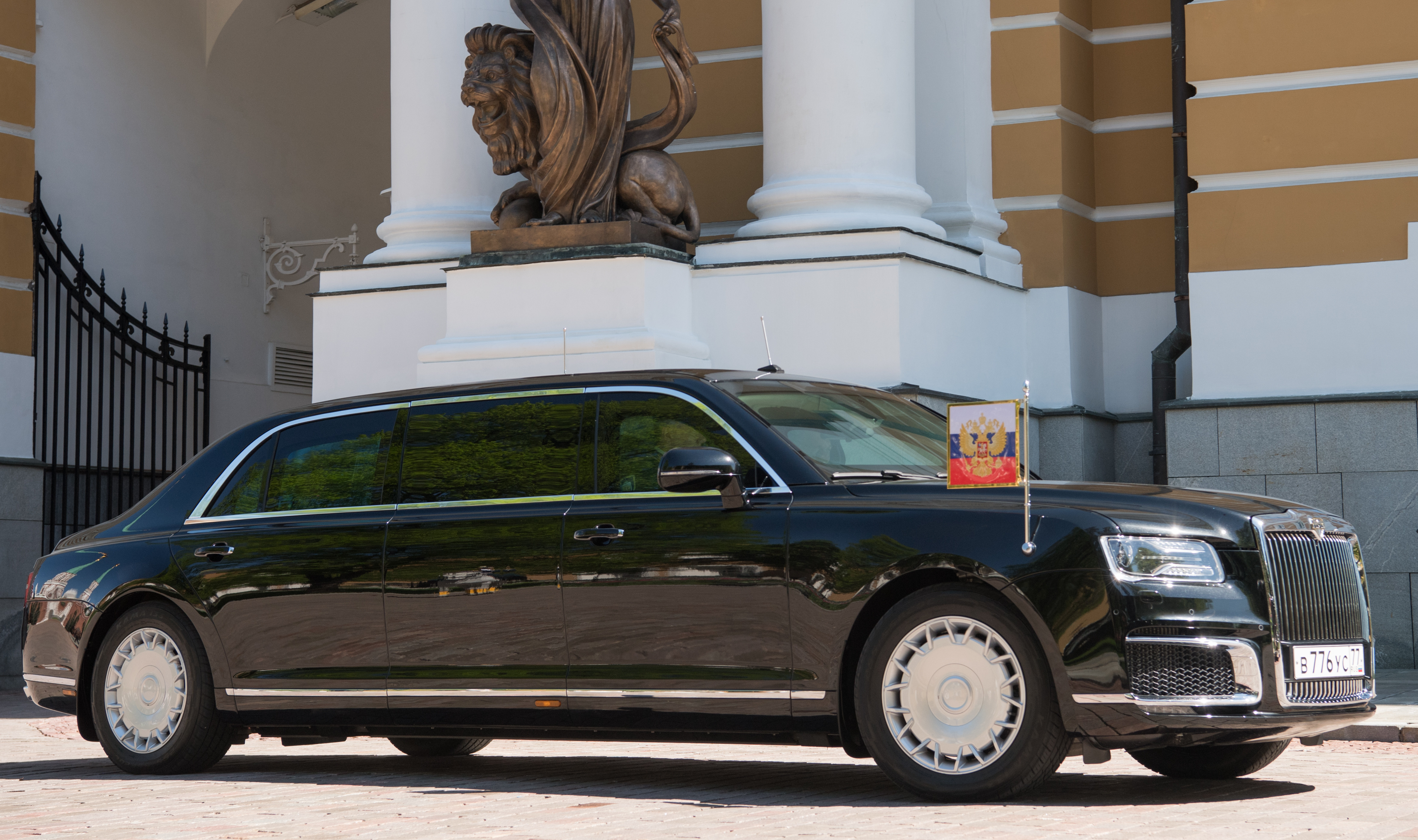 Автомобиль Aurus кортежа президента РФ.&nbsp; 
Фото: &copy; РИА Новости/Сергей Гунеев
