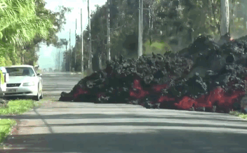 Поток раскалённой лавы уничтожил стоящий на его пути автомобиль (видео)