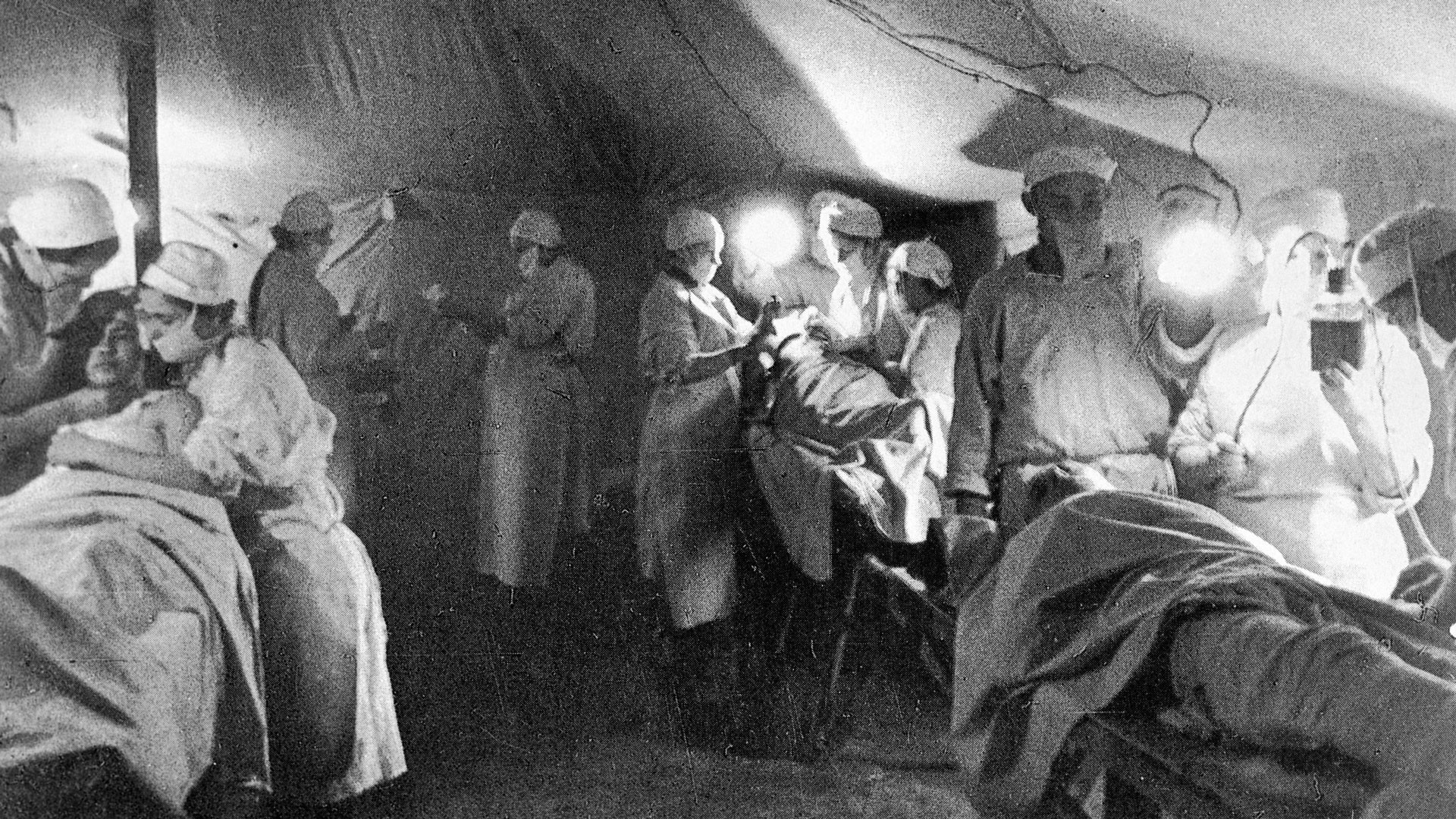 Медицинские работники оперируют бойцов в военно-полевом госпитале. Фото: © РИА Новости