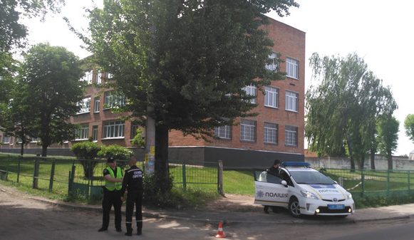 Автомобиль полицейских около здания школы №8 в Черкассах&nbsp;
Фото: местный портал "ВИККА"