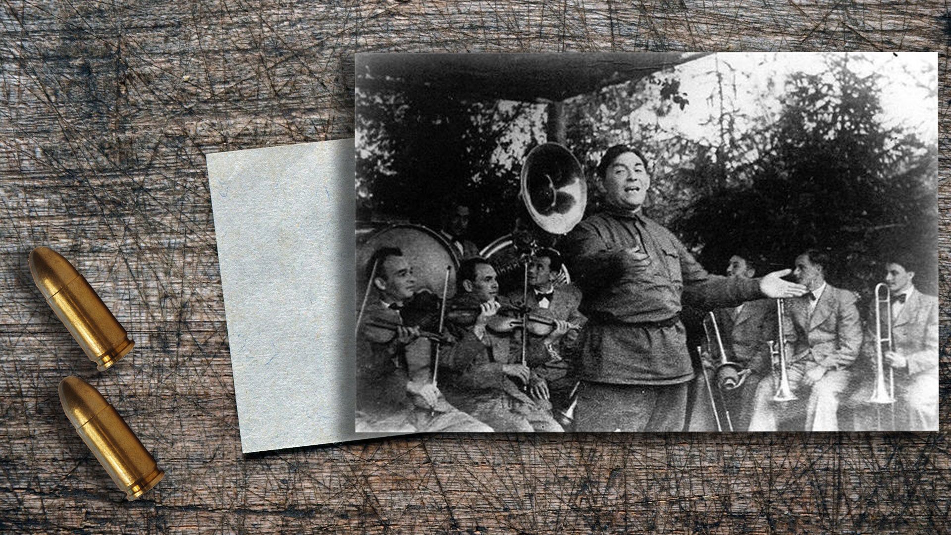 Выступление Утёсова на фронте, 1942 год. Коллаж © L!FE. Фото © wikipedia.org