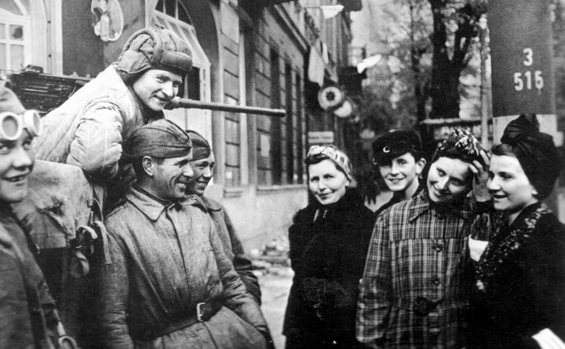Первый день мира в Берлине. Советские солдаты общаются с мирными жителями. Берлин, Германия. Фото: © Военный альбом