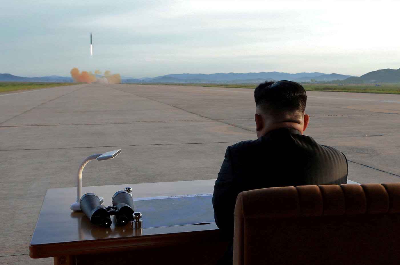 Лидер Северной Кореи Ким Чен Ын наблюдает за испытанием баллистической ракеты. Фото: &copy; REUTERS