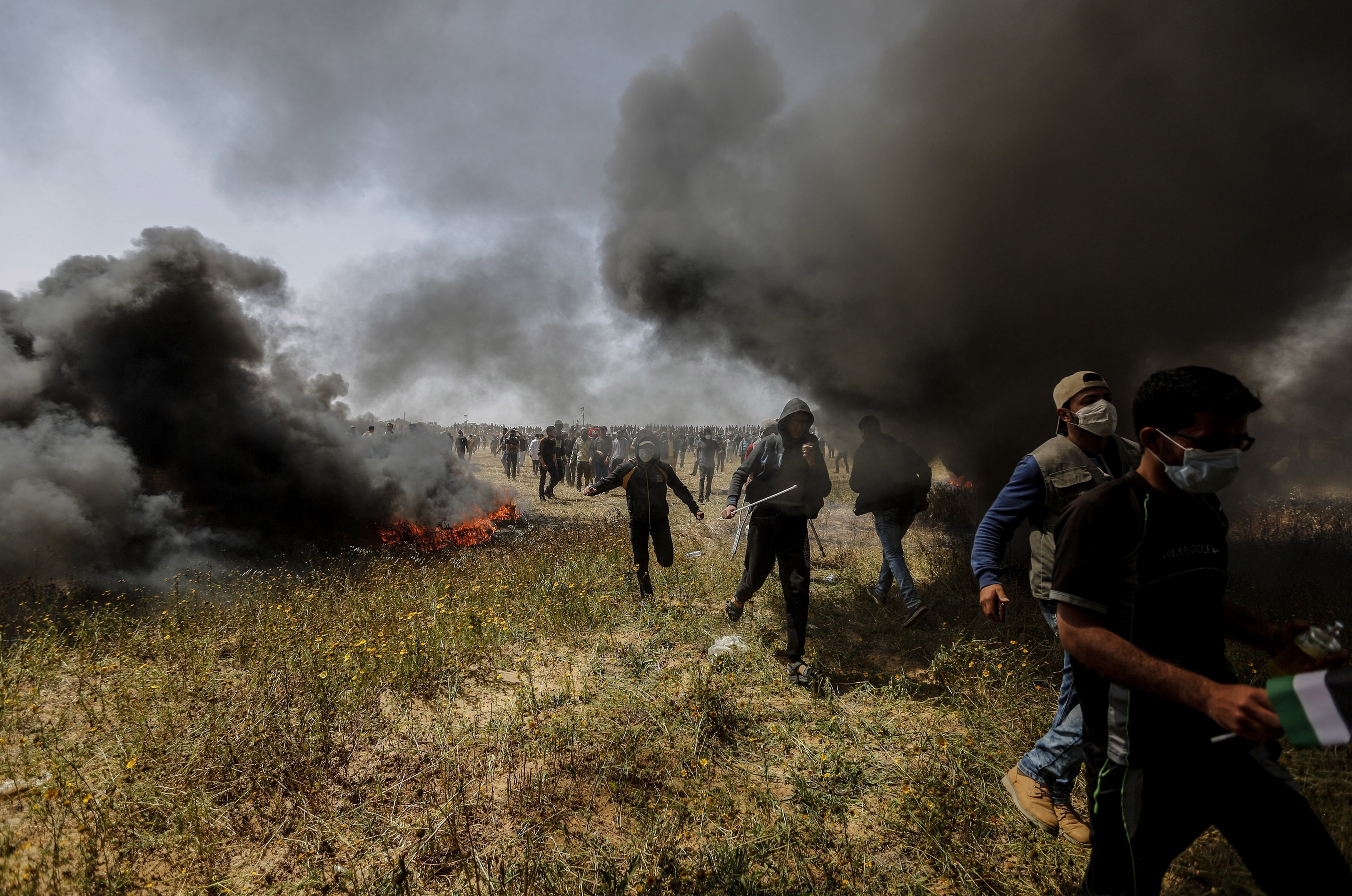 Палестинские протестующие во время столкновений с израильскими военными на границе сектора Газа и Израиля. Фото: &copy;РИА Новости/Ахмет Абед