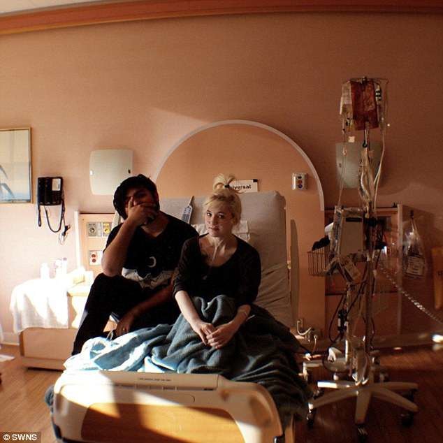 Вайолет с мужем в клинике в ожидании операции