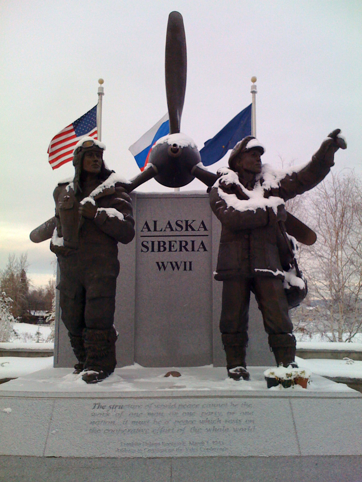 Памятный монумент в Фэрбанксе (Аляска). Фото © Wikimedia Commons