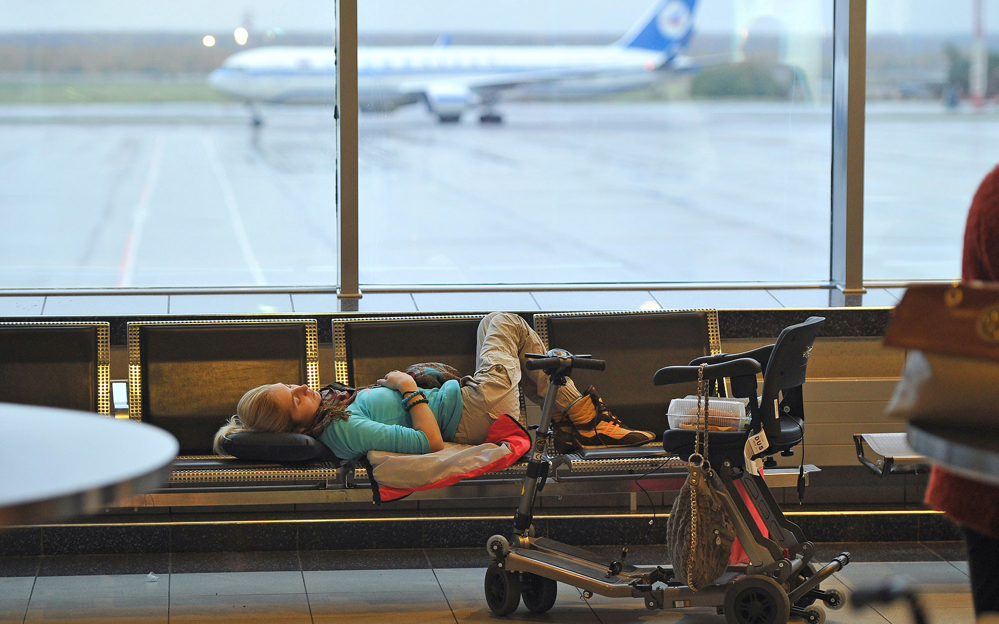 Перевозка пассажиров инвалидов. Инвалиды в аэропорту. Инвалид в самолете. Пассажиры в аэропорту. Пассажиры с ограниченными возможностями.