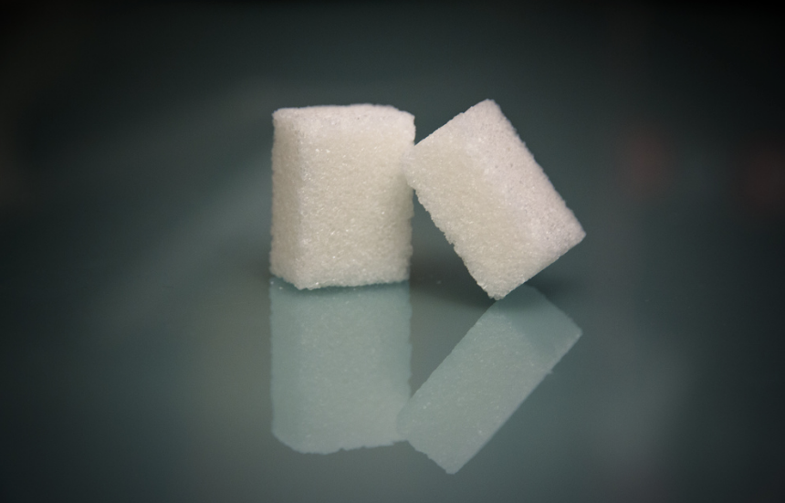 Сахар кокаин. Подсластители. Пакетик сахара в руке. Sugar Cubes неон.