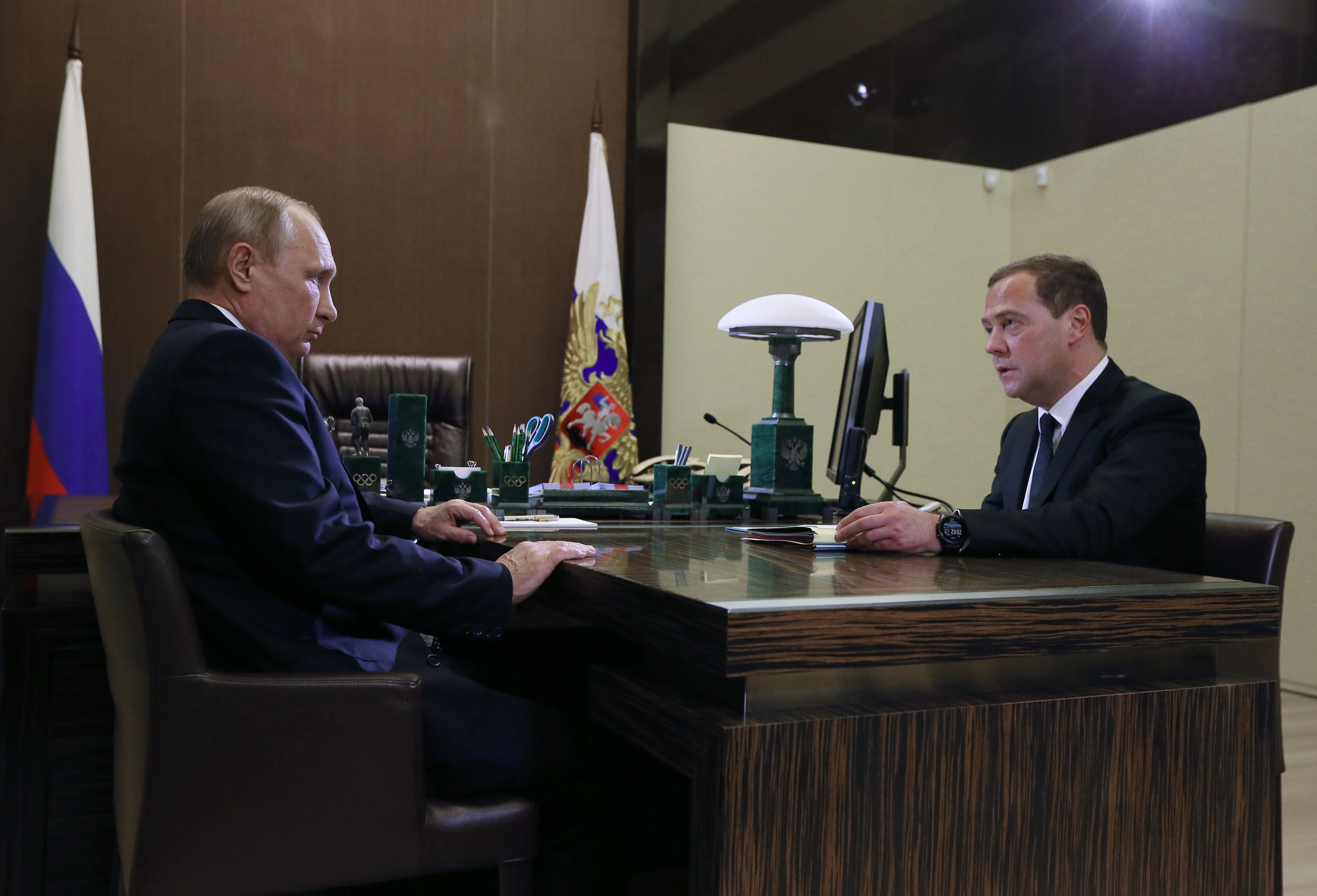 Новое правительство новая жизнь. Кабинет Медведева. Медведев в кабинете. Тупик Путина.