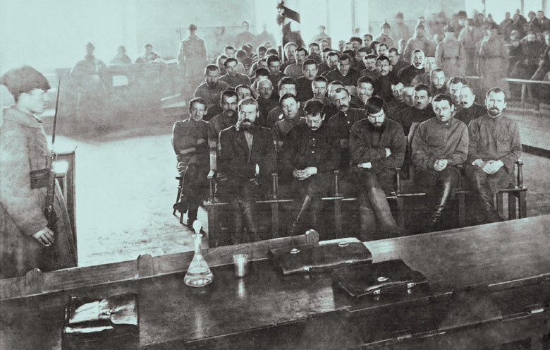 Анатолий Пепеляев (в первом ряду в центре) на судебном заседании в Чите (январь 1924 г.). Фото © Wikimedia Commons