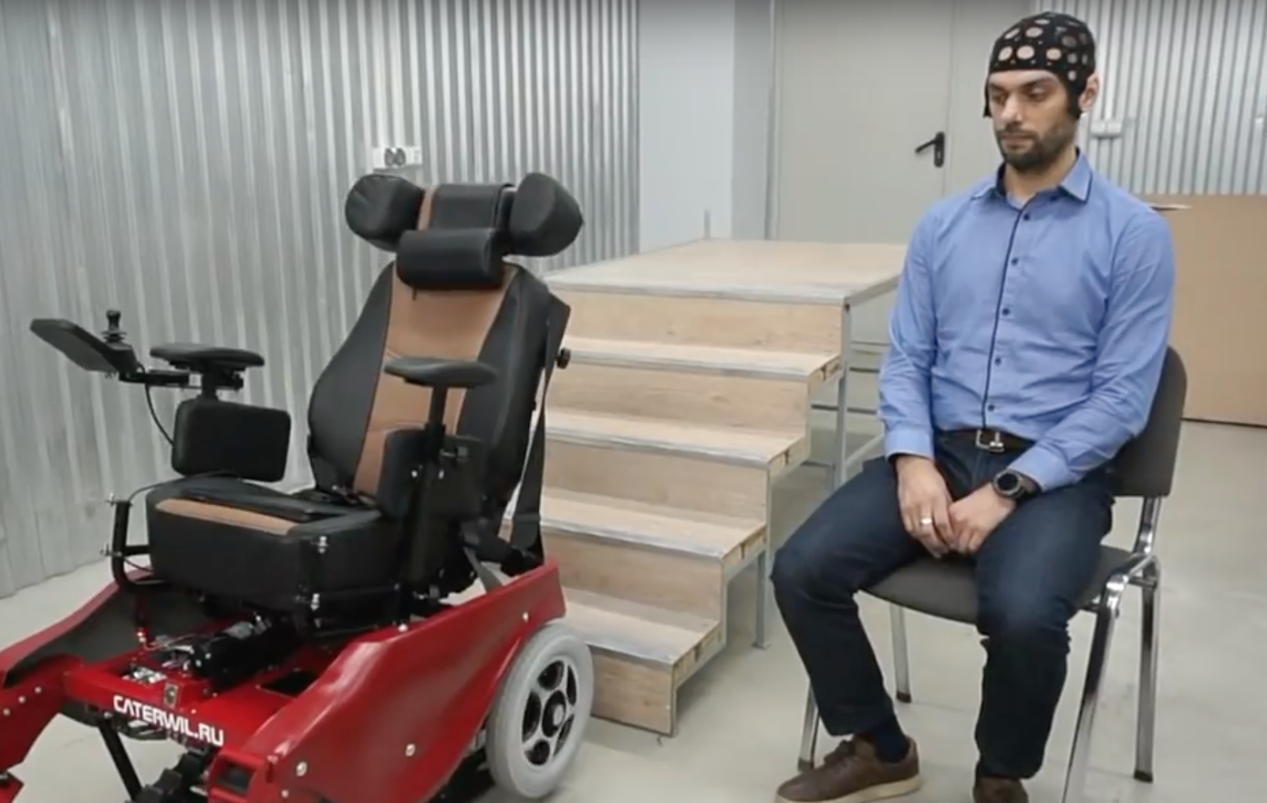 Новосибирский инженер создал инвалидную коляску, управляемую силой мысли