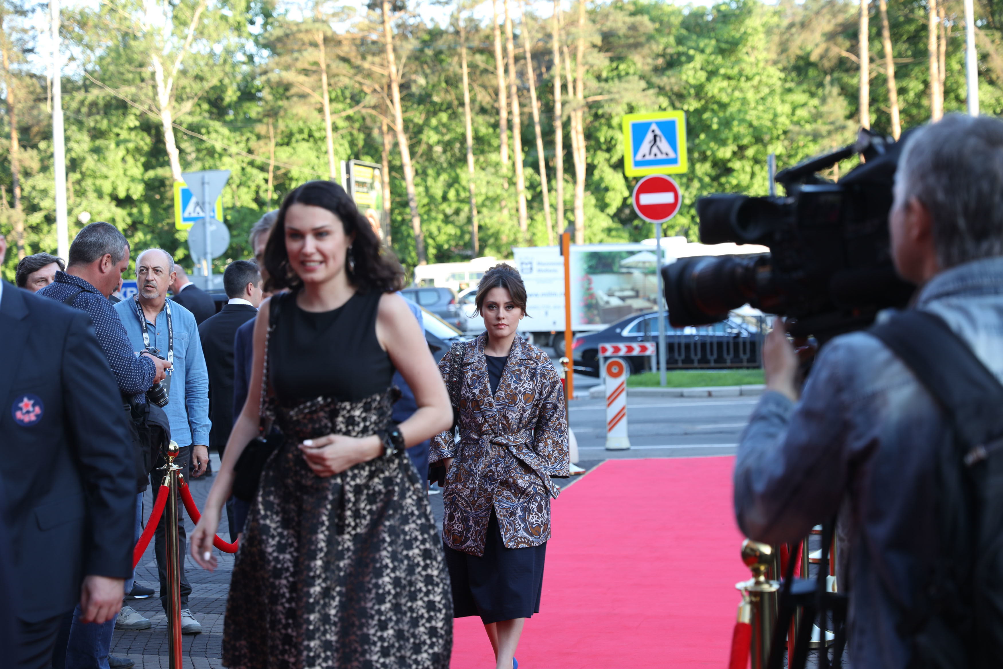 Участница проекта Comedy Woman Мария Кравченко (в центре).