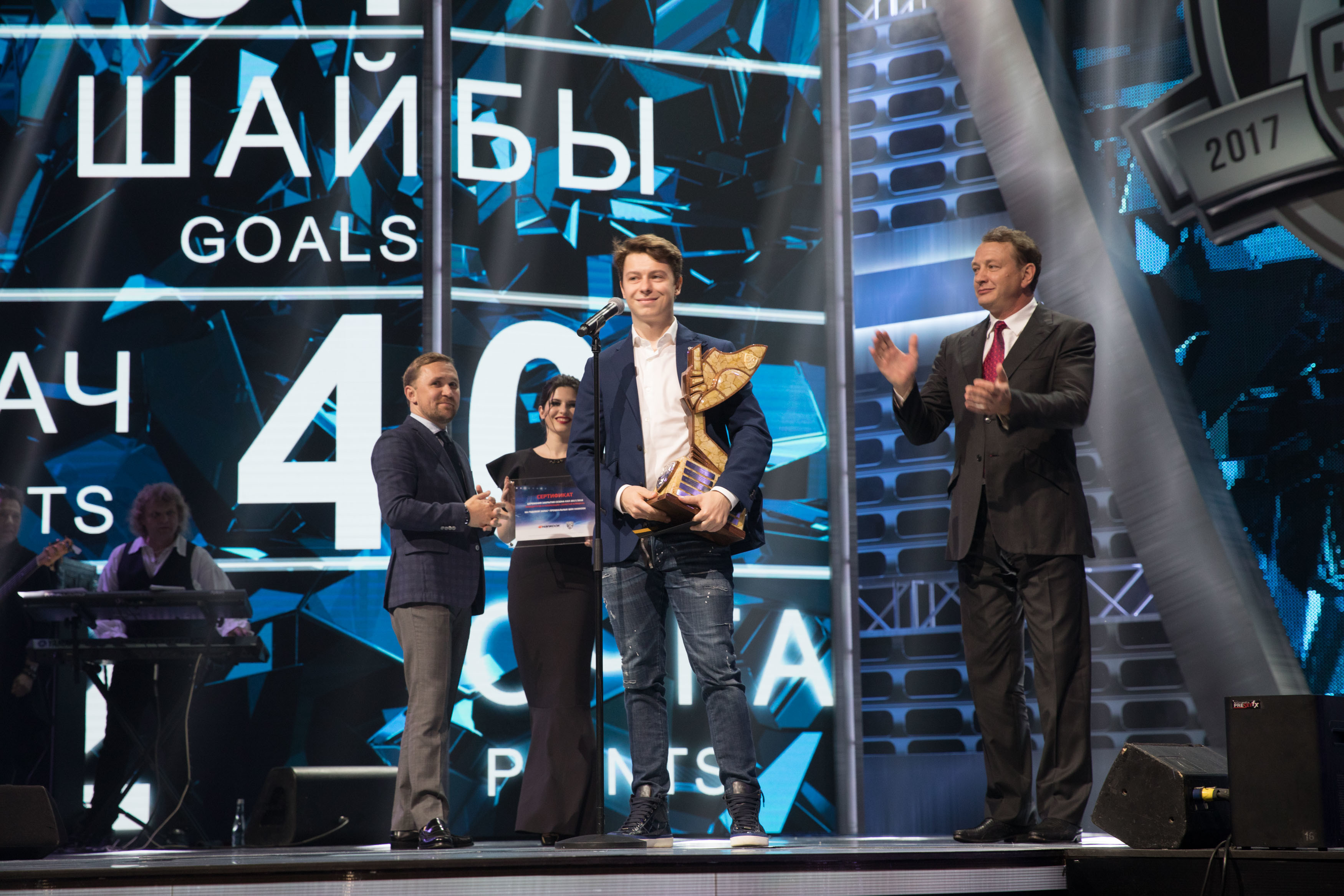 Актёр Марат Башаров — "Золотую клюшку" самому ценному игроку регулярного чемпионата Никите Гусеву (СКА).