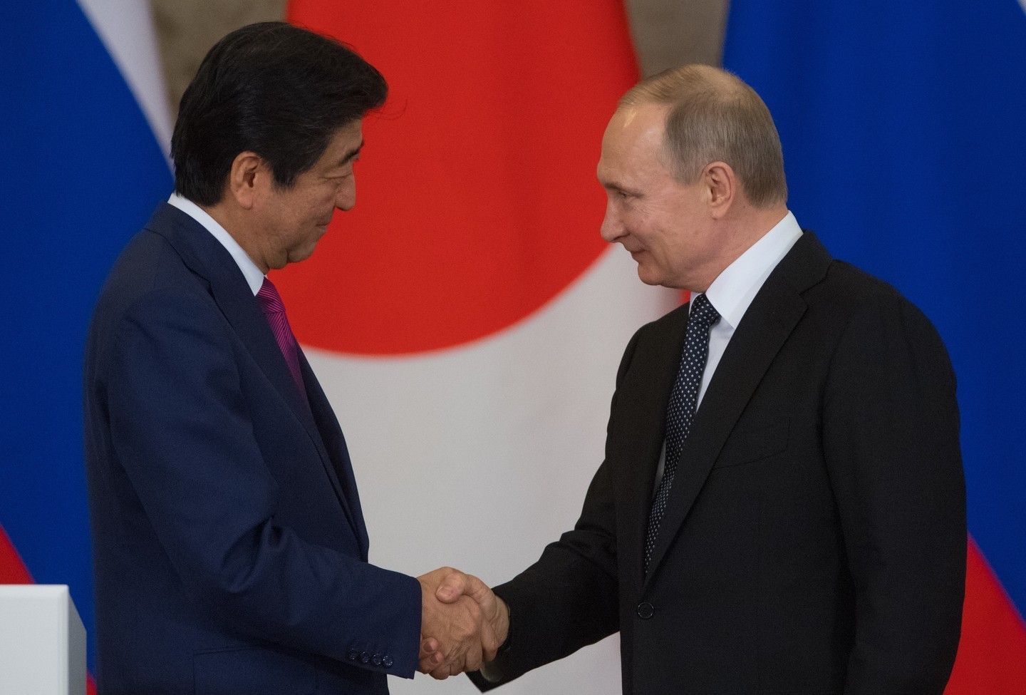 Президент РФ Владимир Путин и премьер-министр Японии Синдзо Абэ (слева). Фото: &copy; РИА Новости/Сергей Гунеев