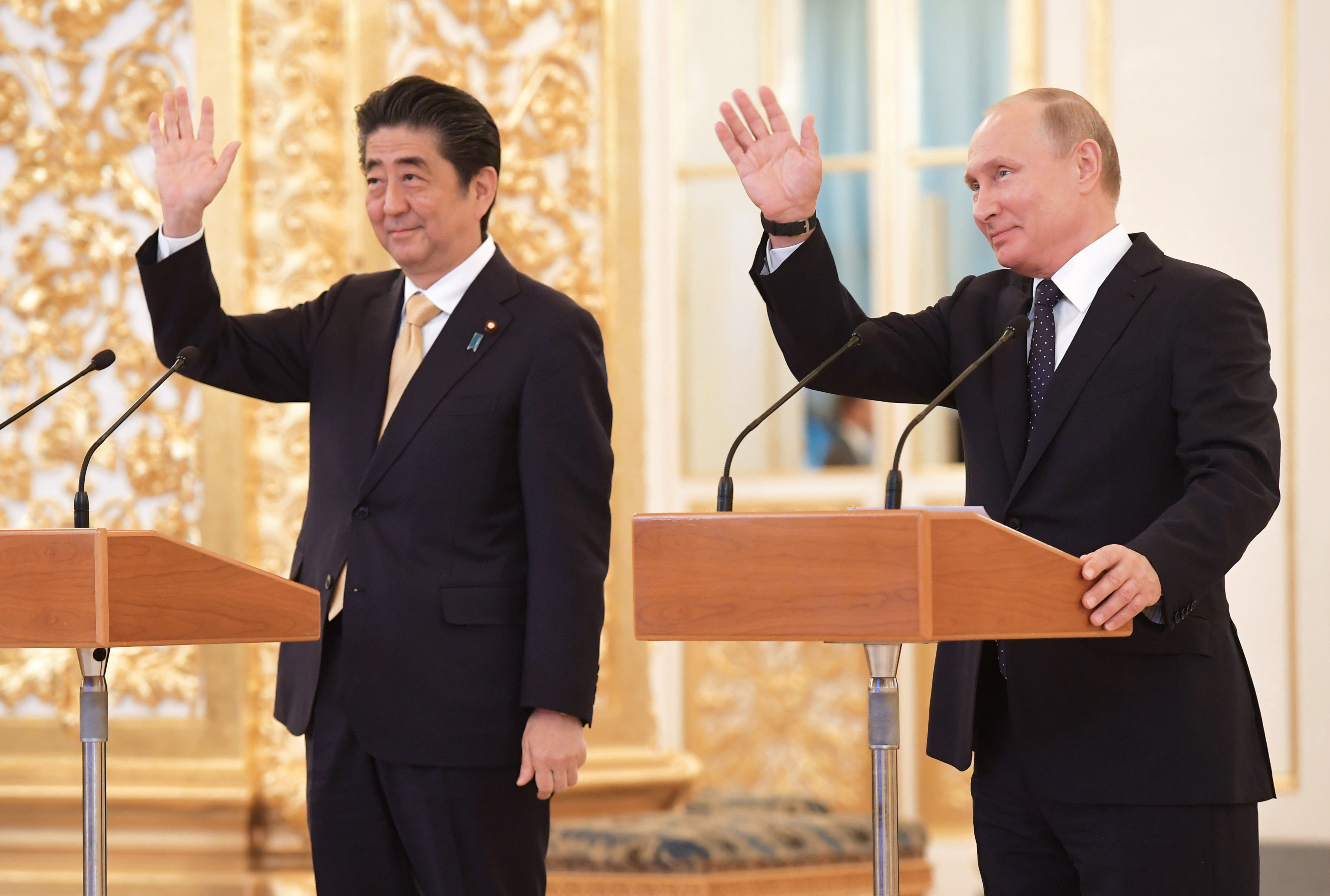 Новости почему в россии. Синдзо Абэ. Японцы на совещании с Путиным.