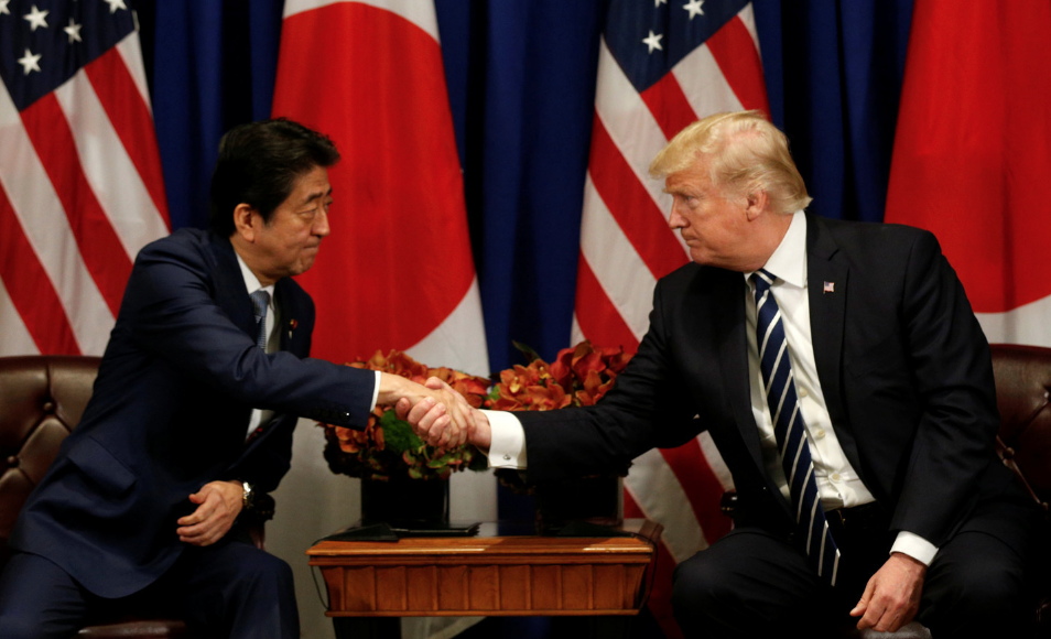 Премьер-министр Японии Синдзо Абэ и президент США Дональд Трамп. Фото: &copy; REUTERS/Kevin Lamarque
