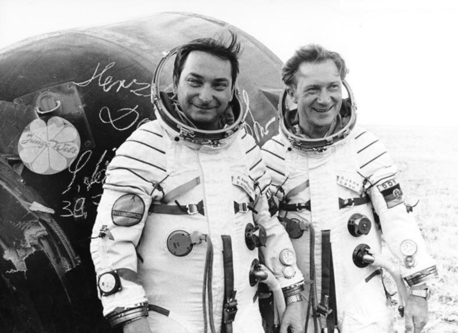 Валерий Быковский (слева) и Зигмунд Йен после приземления, 1978. Фото © Wikimedia Commons