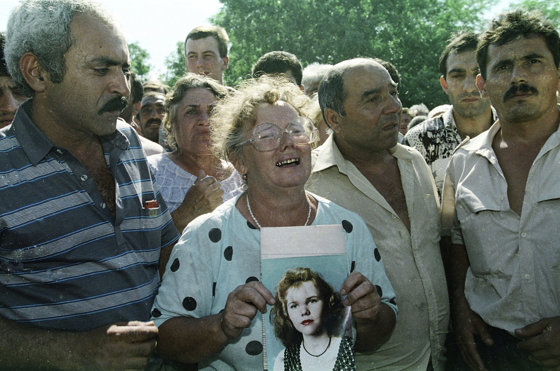 Женщина держит фотографию дочери, удерживаемой вместе с другими заложниками в больнице чеченскими террористами. Фото: © РИА Новости/Александр Земляниченко