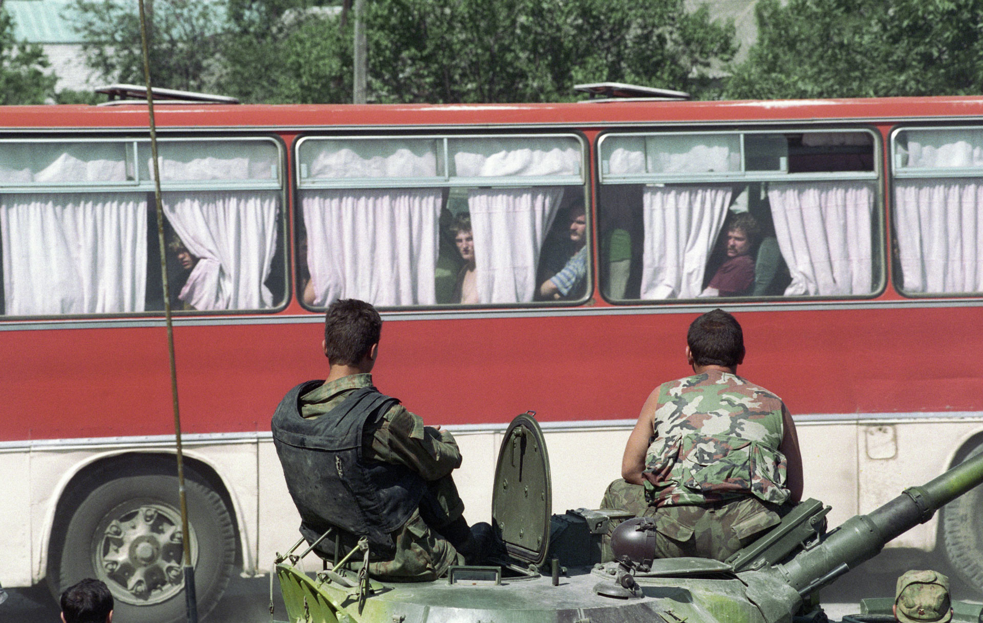 Бойцы спецподразделений охраняют автобус с заложниками, освобождёнными в ходе операции в Будённовске. Фото: © РИА Новости/Александр Земляниченко