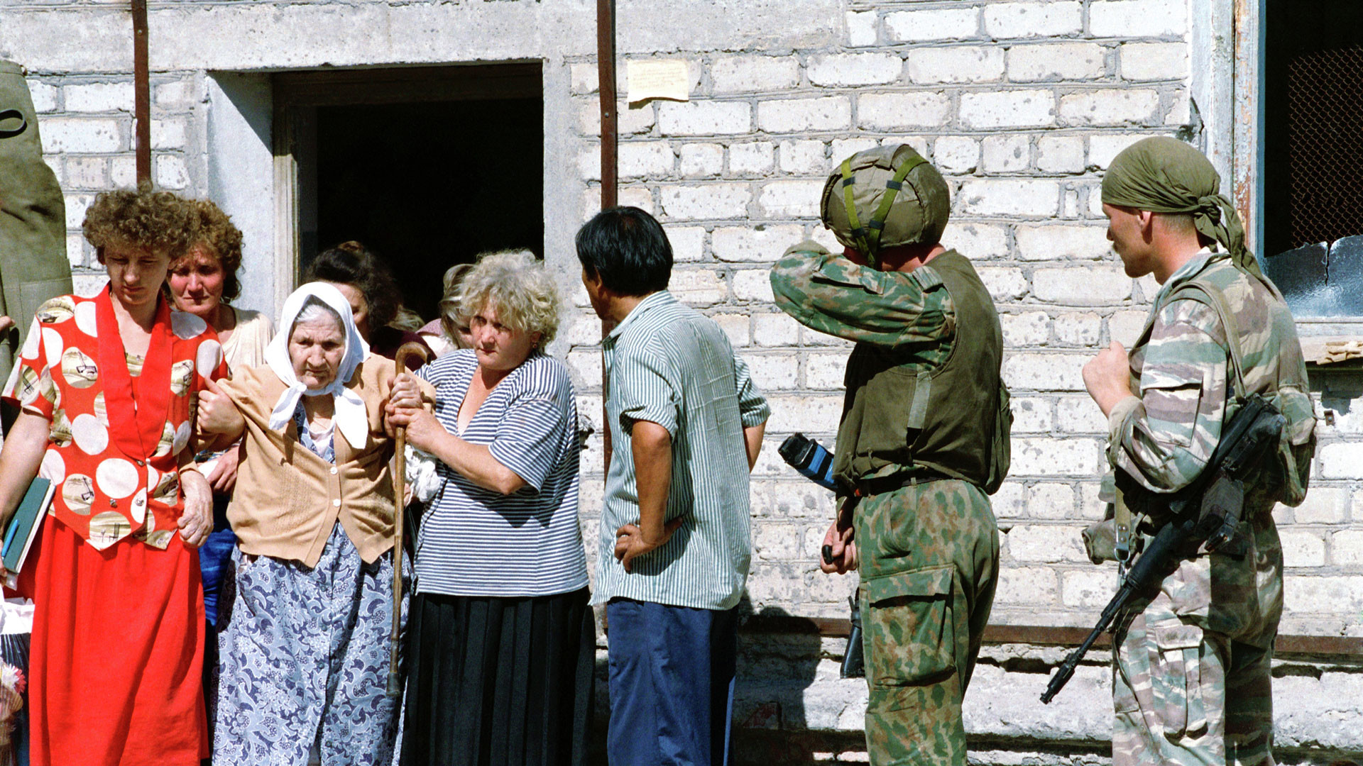 Заложники во время освобождения из больницы. Фото: © РИА Новости/Александр Земляниченко