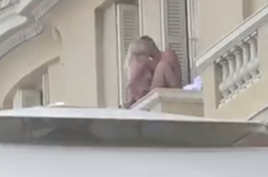 Прохожий с камерой подглядел как ебутся на балконе отеля туристы и зафиксировал безобразие