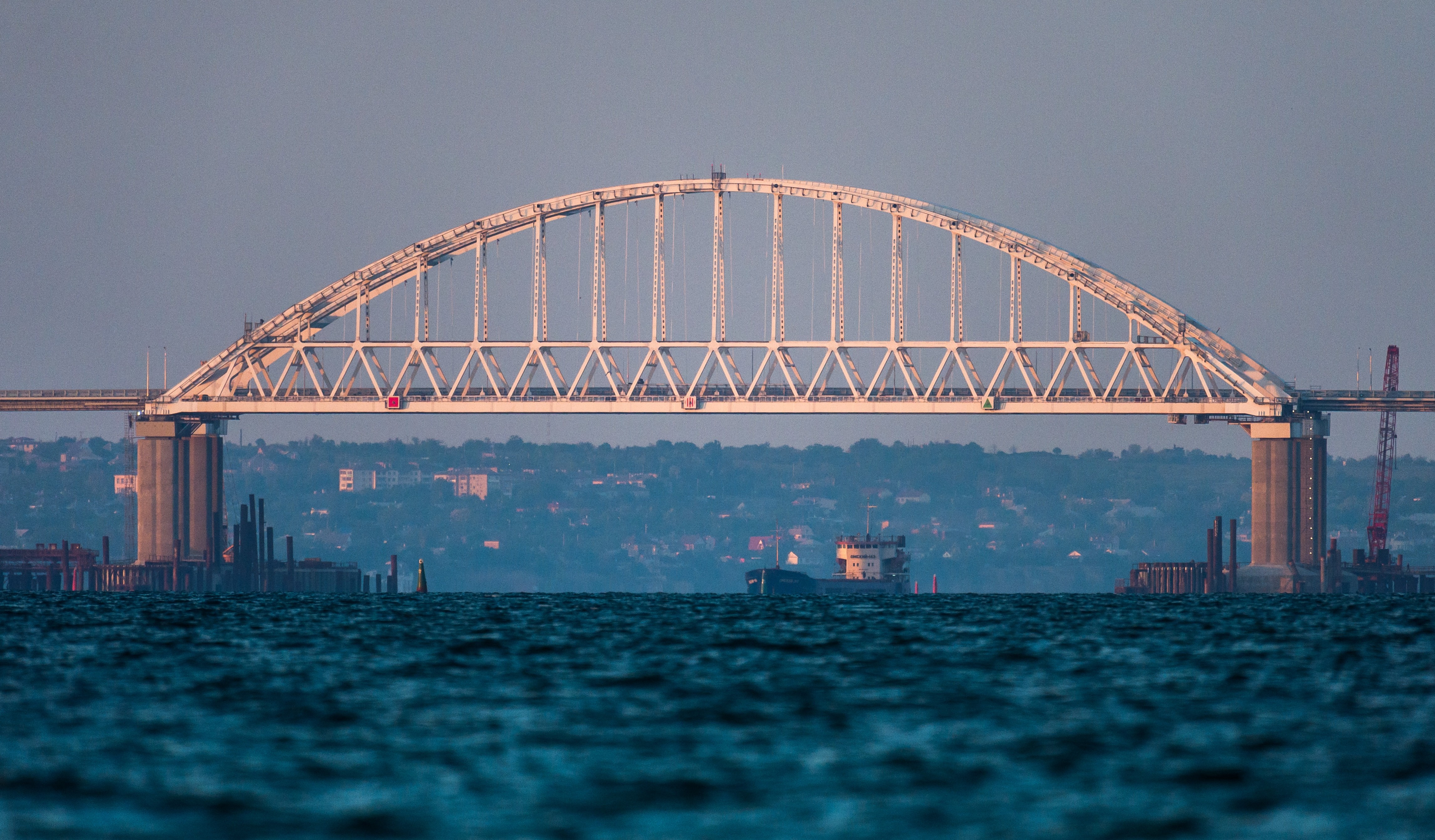 Мост 1 2. Крымский мост сбоку. Крымский мост вид сбоку. Крымский мост вид с боку. Крымский мост фото сбоку.