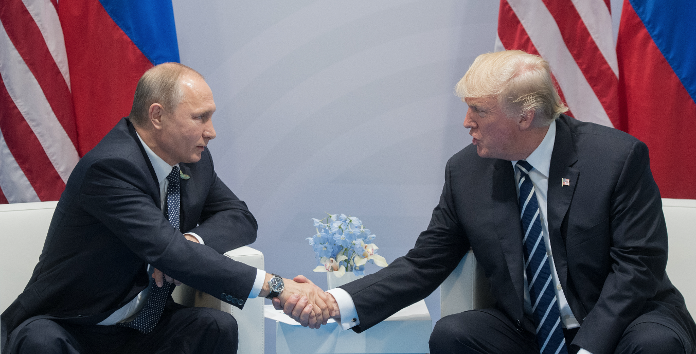 Президент РФ Владимир Путин и президент США Дональд Трамп (справа). Фото: &copy;РИА Новости/Сергей Гунеев


