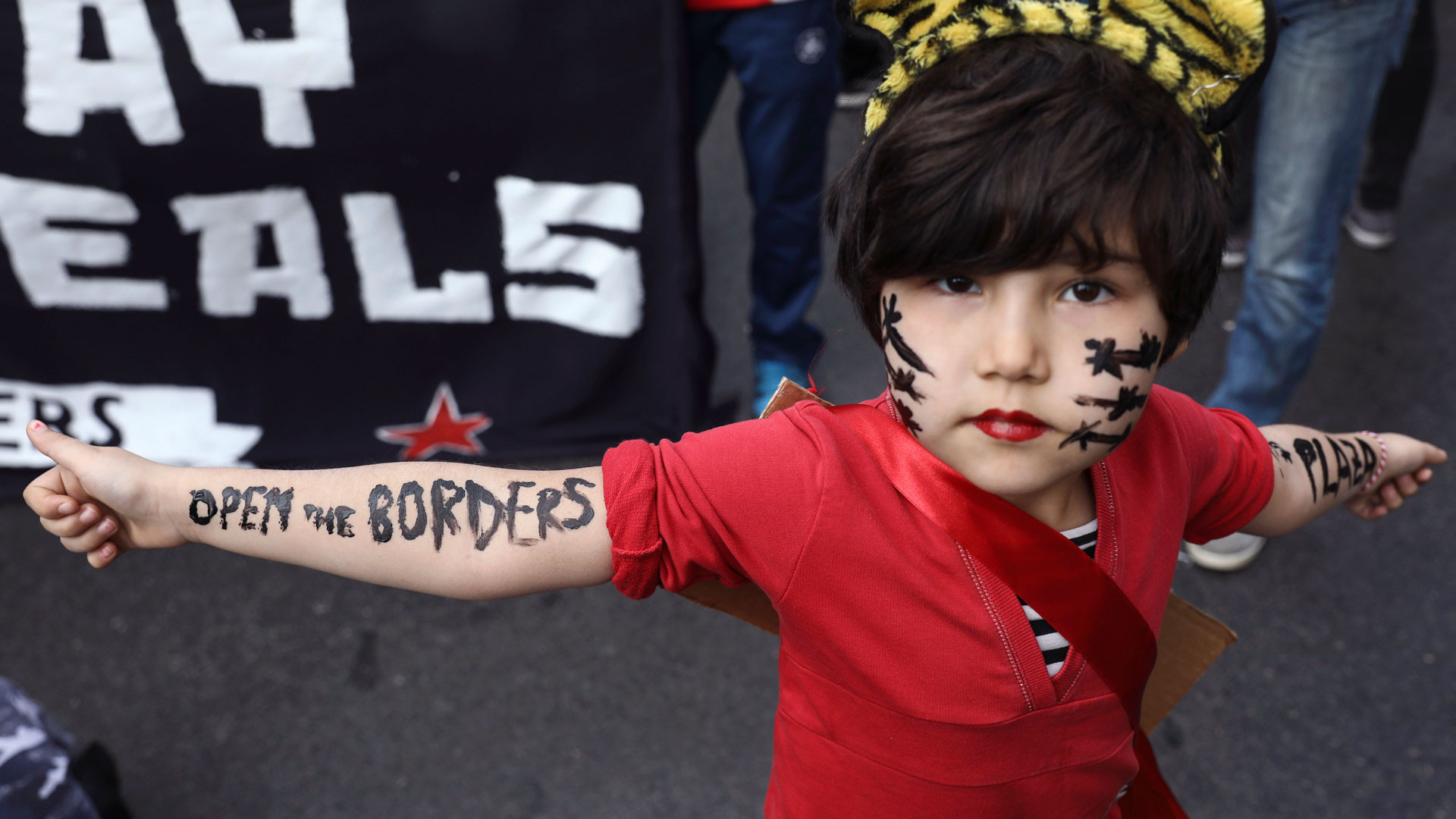 Девушка во время митинга против сделки ЕС-Турция, блокирующей массовую миграцию в Европу.&nbsp;Фото: &copy;&nbsp;AP Photo / Yorgos Karahalis