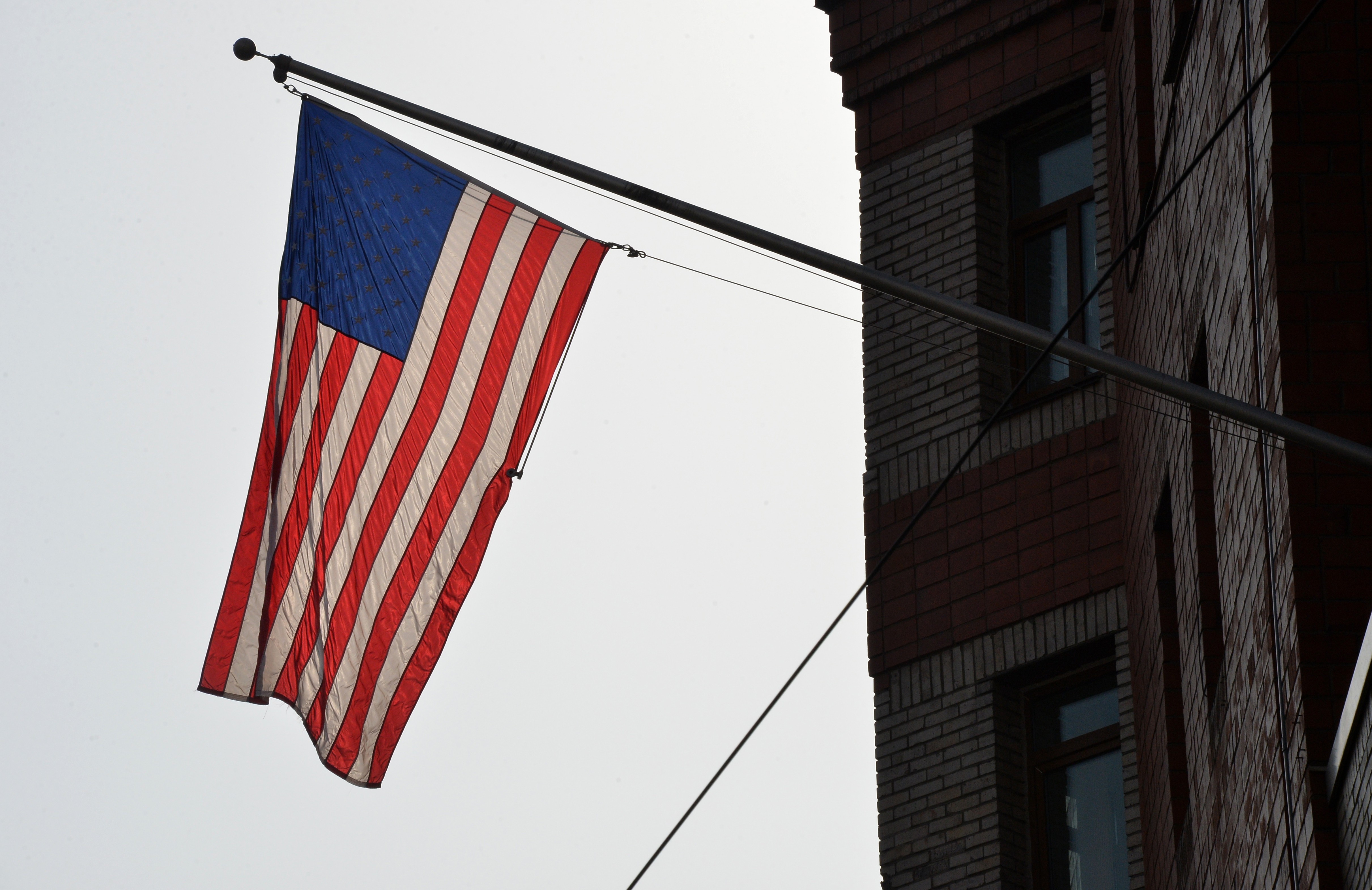 Америка отказалась помогать. Генконсульство США во Владивостоке. Флагшток на фасад. Флаг США. Американский флаг на флагштоке.