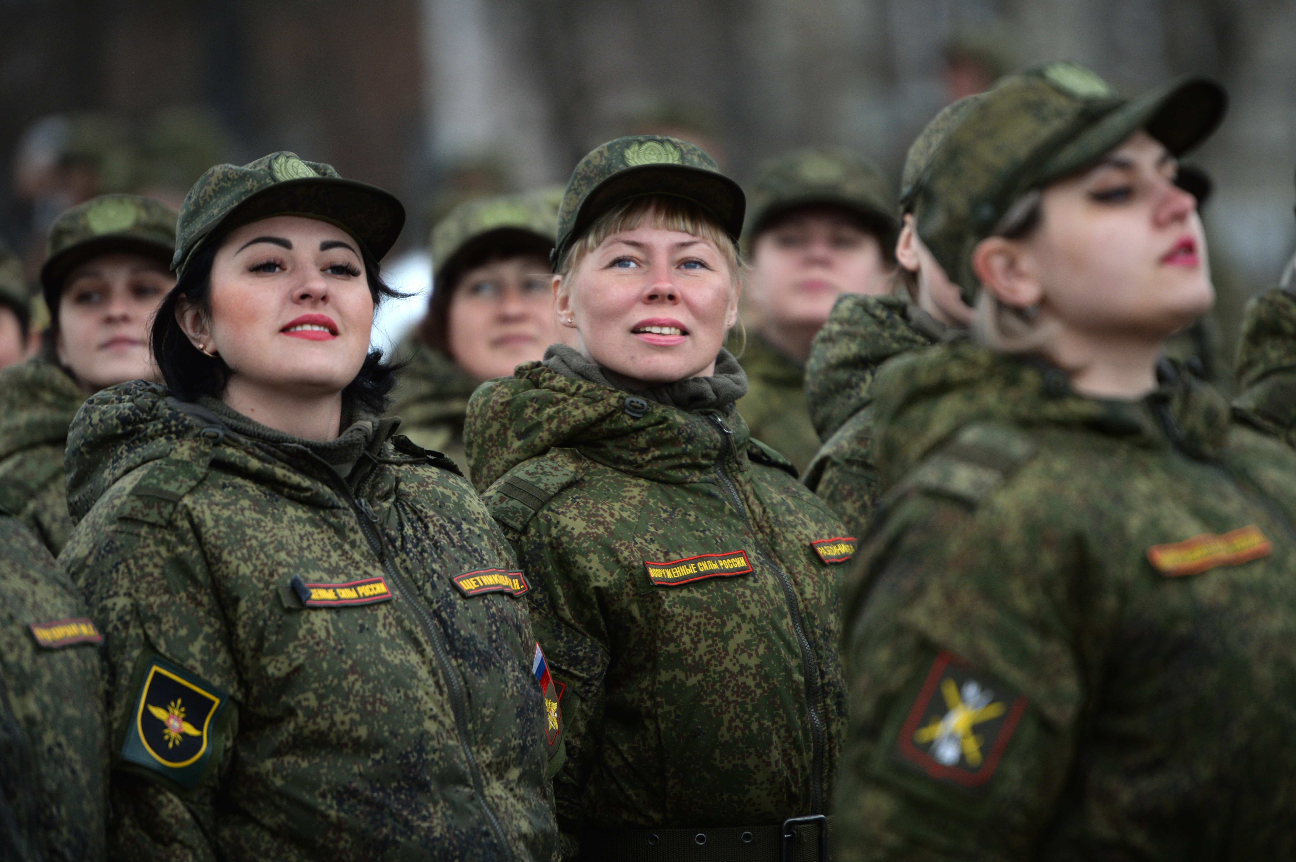 Сколько женщин служит. Женщины военные. Женщины в армии. Женщины в Российской армии. Девушки в русской армии.