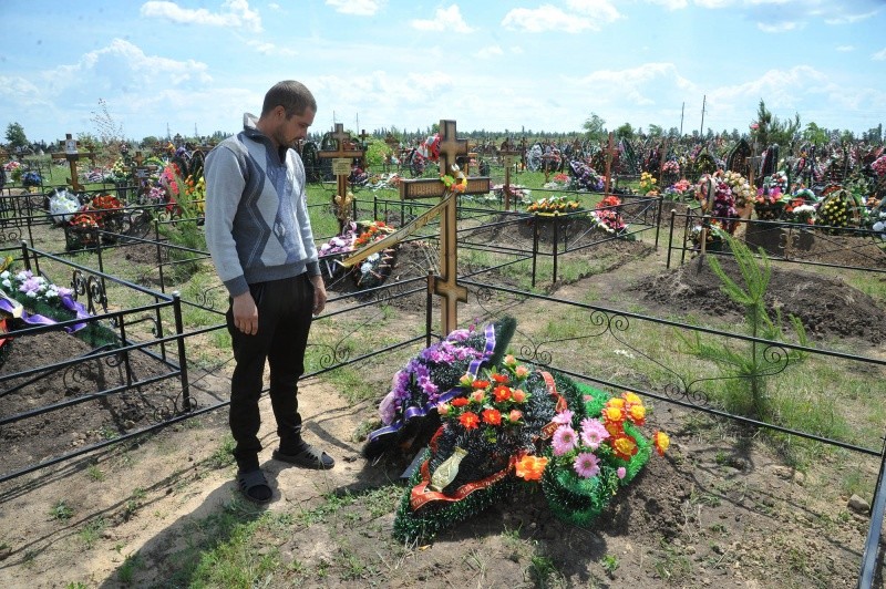 Сергей Коптелов на могиле жены. Фото: © L!FE