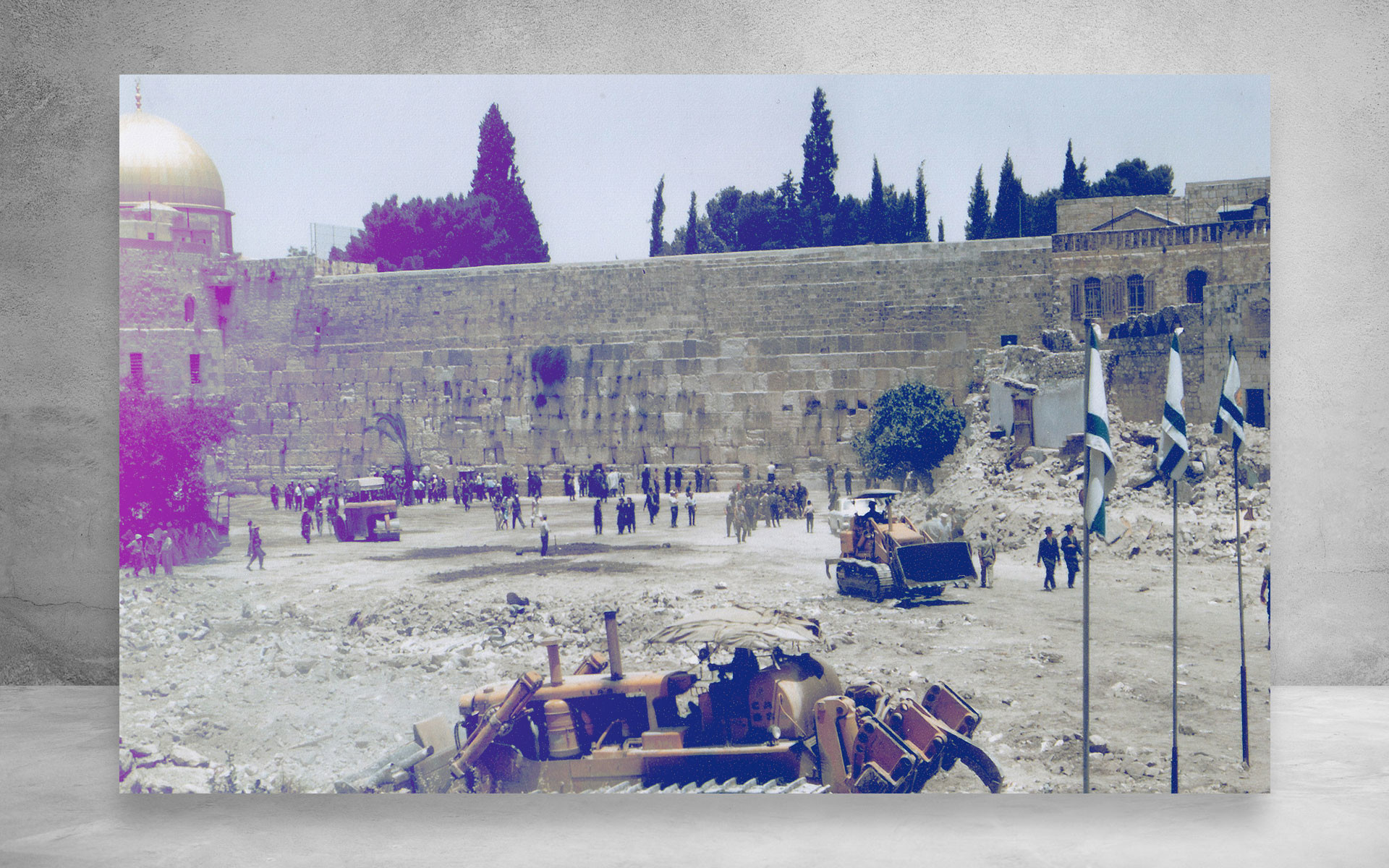 Через несколько дней после того, как Израиль вошёл в Старый город Иерусалима в Шестидневной войне, он очистил самое священное еврейское место — Западную стену храма. Коллаж © L!FE Фото: © Wikipedia.org