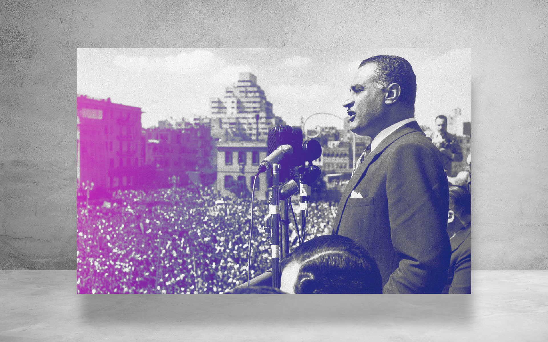 Гамаль Абдель Насер, президент Египта, обращается к огромной толпе, собравшейся на площади Республики, Каир, 22 февраля, 1958, с балкона здания Национального союза, после того как он был избран первым президентом Объединённой Арабской Республики. Коллаж © L!FE Фото: © AP Photo